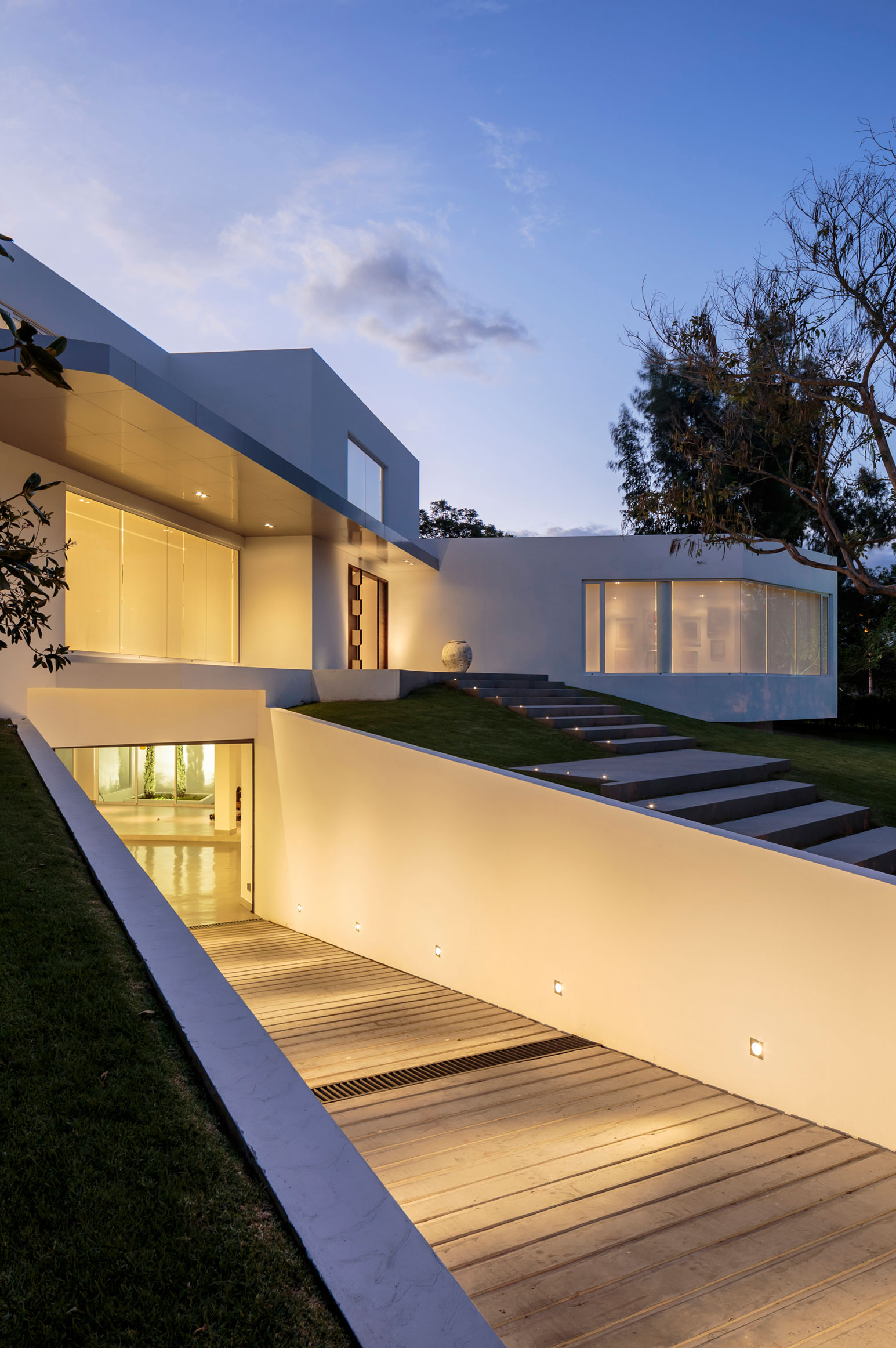 A Striking and Bright Contemporary Home Surrounded by a Lush Garden in Cumbayá, Ecuador by Diego Guayasamin Arquitectos (8)