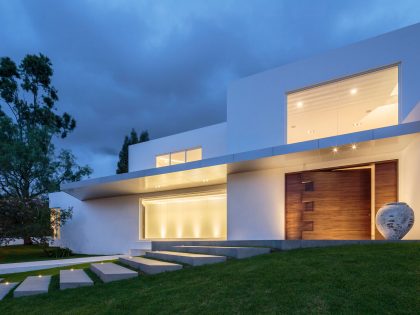 A Striking and Bright Contemporary Home Surrounded by a Lush Garden in Cumbayá, Ecuador by Diego Guayasamin Arquitectos (9)