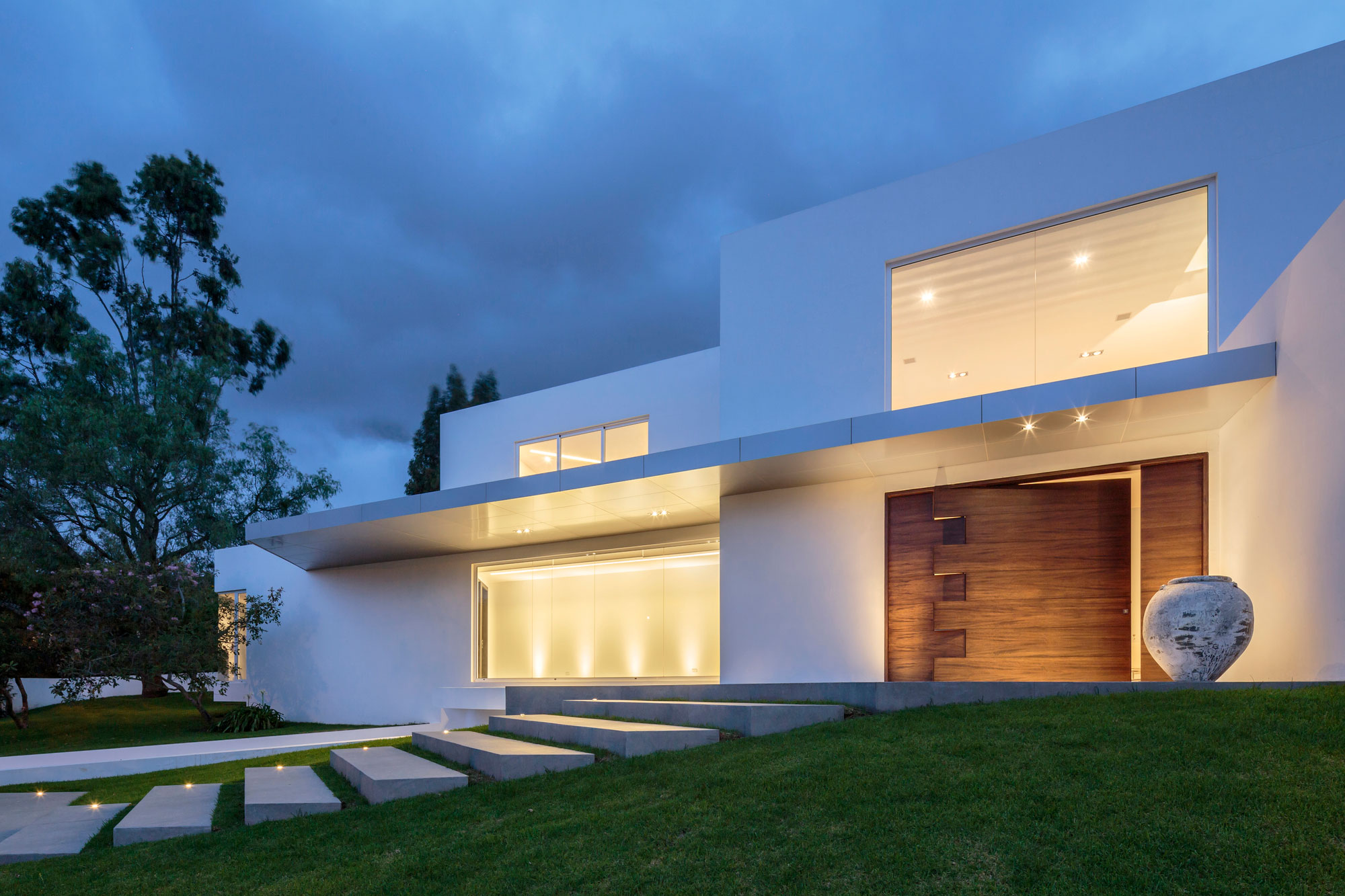 A Striking and Bright Contemporary Home Surrounded by a Lush Garden in Cumbayá, Ecuador by Diego Guayasamin Arquitectos (9)