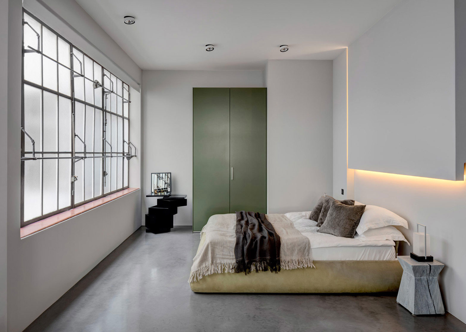 A Striking and Sophisticated Home with a Monochrome Palette in London by APA (10)