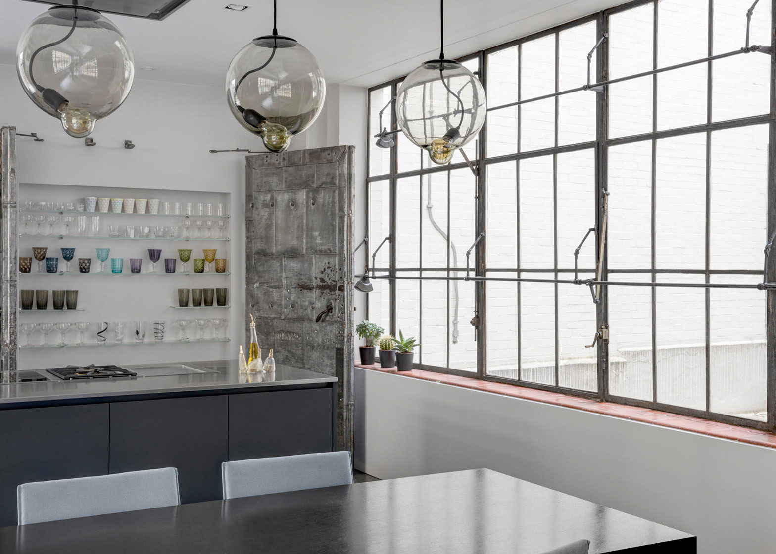 A Striking and Sophisticated Home with a Monochrome Palette in London by APA (7)