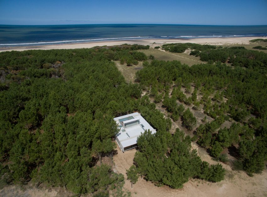 A Stunning Concrete Home Features a Rooftop Pool with Ocean Views in Pinamar, Argentina by Luciano Kruk Arquitectos (10)