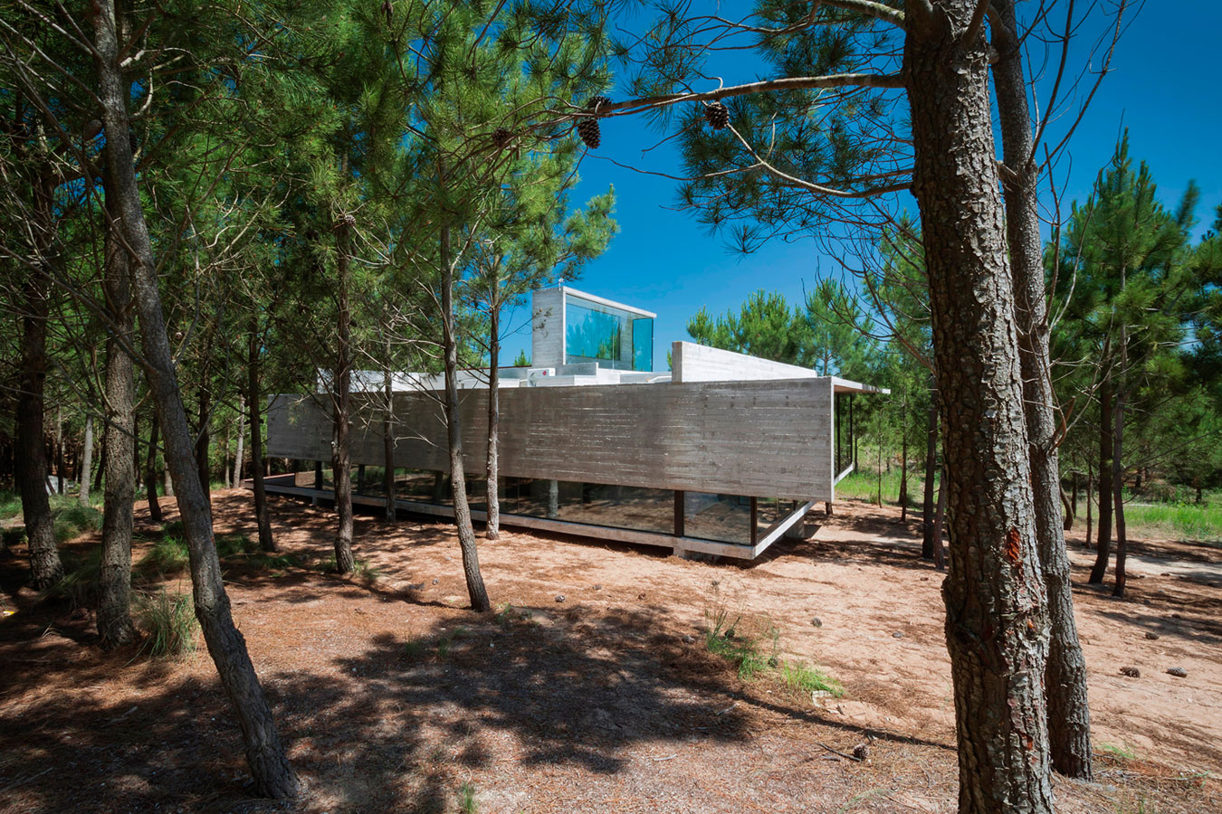 A Stunning Concrete Home Features a Rooftop Pool with Ocean Views in Pinamar, Argentina by Luciano Kruk Arquitectos (2)