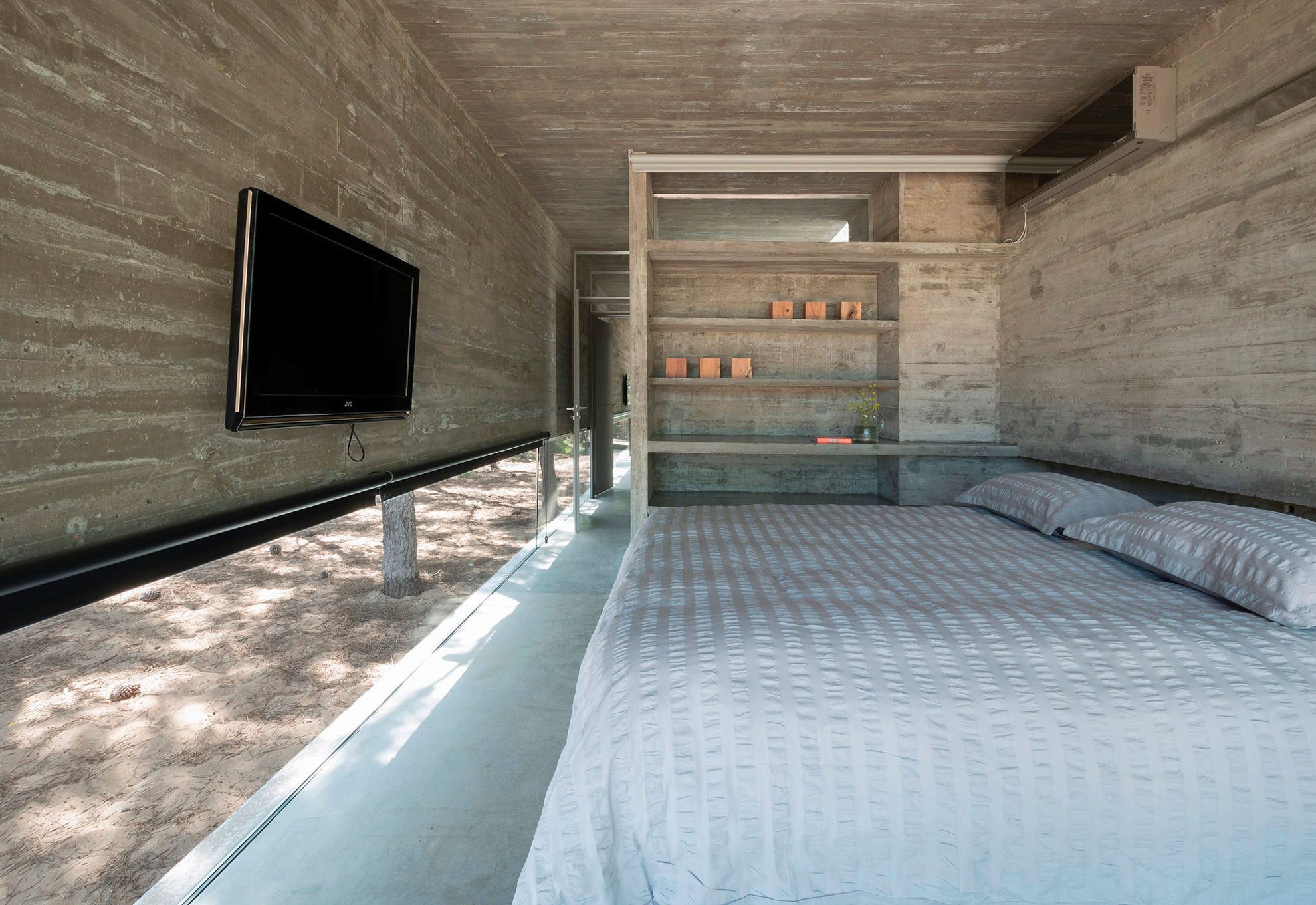 A Stunning Concrete Home Features a Rooftop Pool with Ocean Views in Pinamar, Argentina by Luciano Kruk Arquitectos (25)