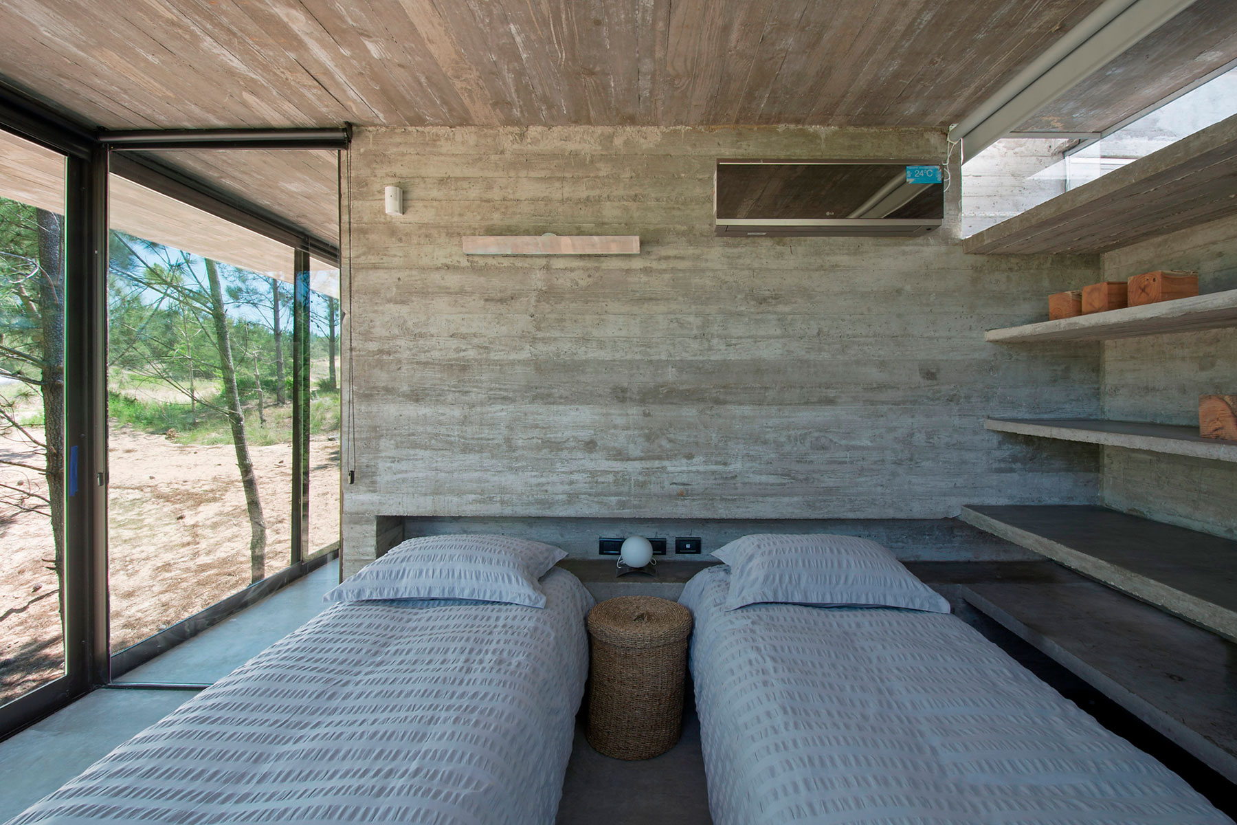 A Stunning Concrete Home Features a Rooftop Pool with Ocean Views in Pinamar, Argentina by Luciano Kruk Arquitectos (29)
