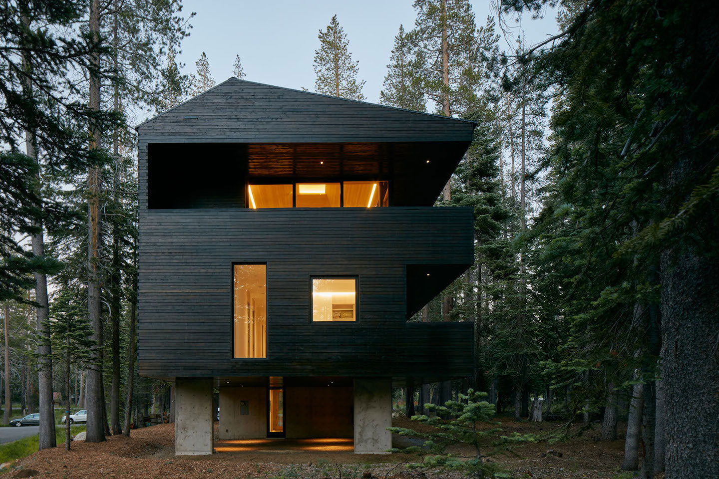 A Stunning Contemporary Cabin in the Sugar Bowl Ski Resort of Norden, California by Mork-Ulnes Architects (1)