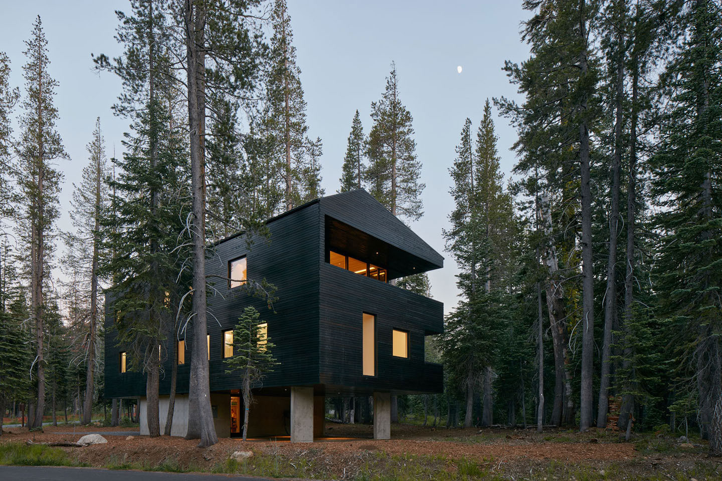 A Stunning Contemporary Cabin in the Sugar Bowl Ski Resort of Norden, California by Mork-Ulnes Architects (2)