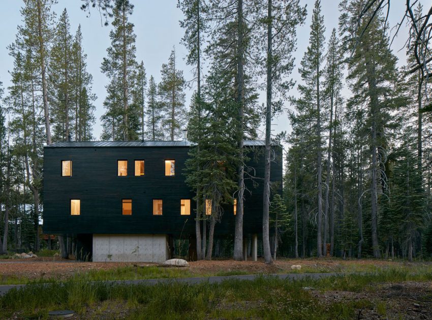 A Stunning Contemporary Cabin in the Sugar Bowl Ski Resort of Norden, California by Mork-Ulnes Architects (3)