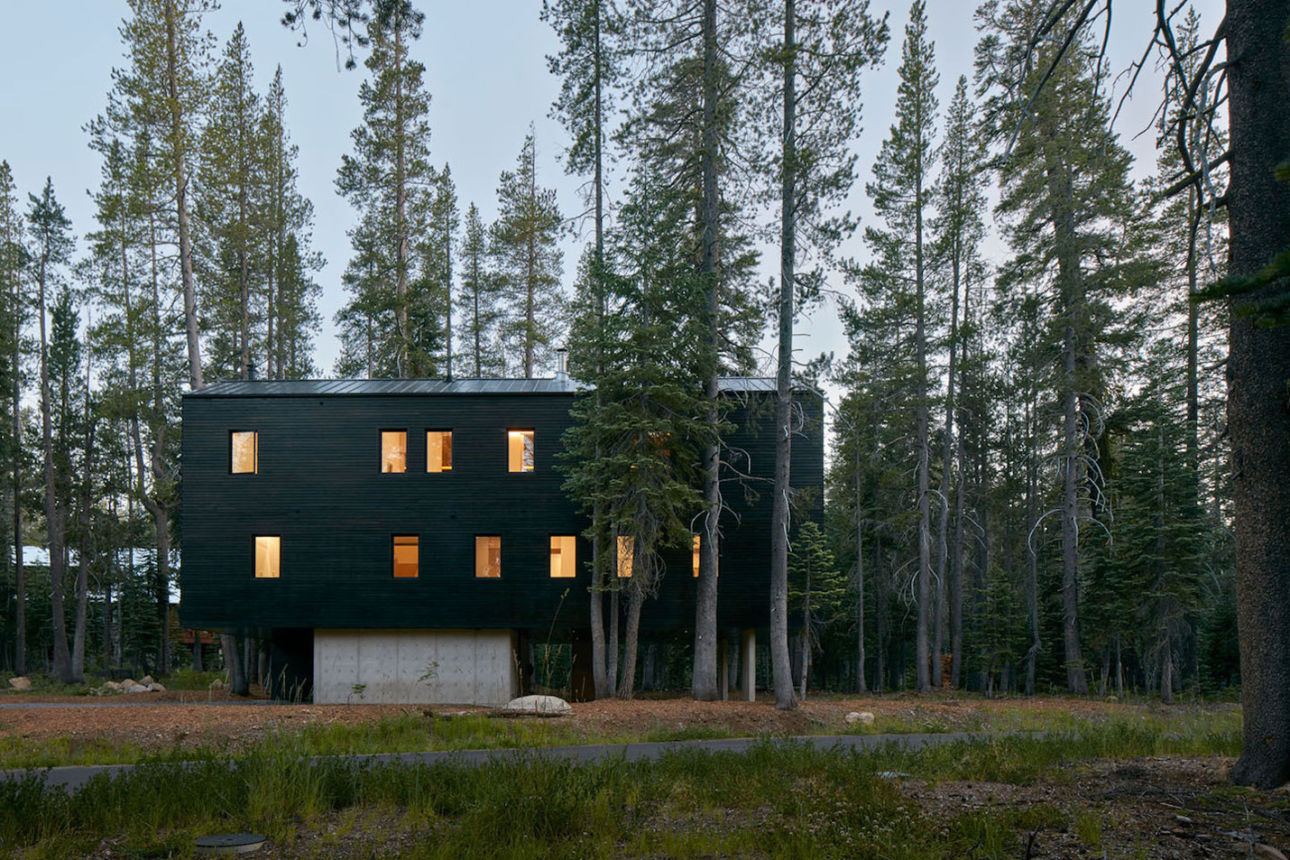 A Stunning Contemporary Cabin in the Sugar Bowl Ski Resort of Norden, California by Mork-Ulnes Architects (3)