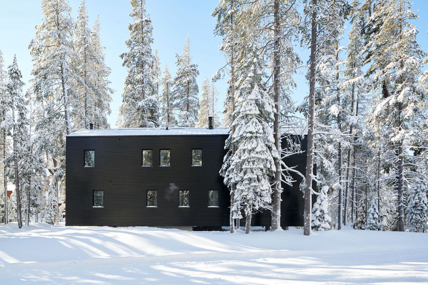 A Stunning Contemporary Cabin in the Sugar Bowl Ski Resort of Norden, California by Mork-Ulnes Architects (4)