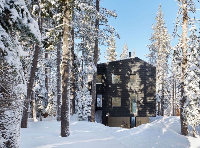 A Stunning Contemporary Cabin in the Sugar Bowl Ski Resort of Norden, California by Mork-Ulnes Architects (5)