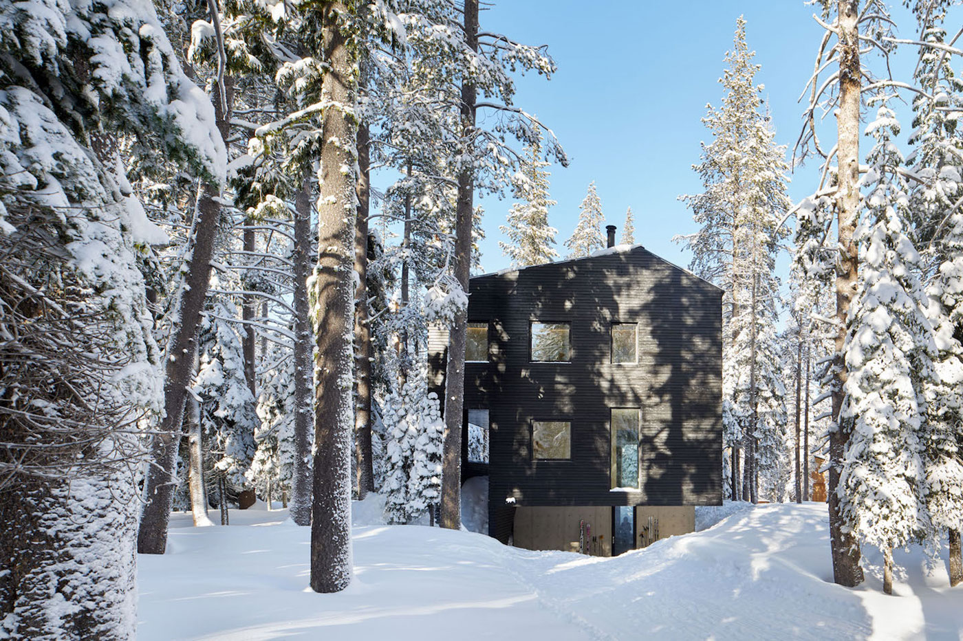 A Stunning Contemporary Cabin in the Sugar Bowl Ski Resort of Norden, California by Mork-Ulnes Architects (5)