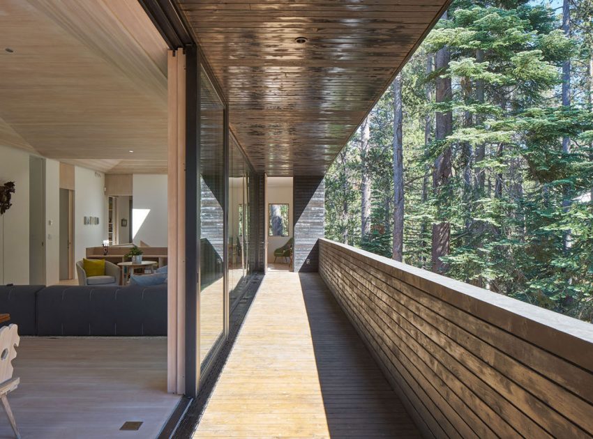 A Stunning Contemporary Cabin in the Sugar Bowl Ski Resort of Norden, California by Mork-Ulnes Architects (6)