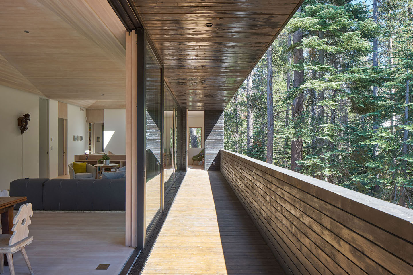 A Stunning Contemporary Cabin in the Sugar Bowl Ski Resort of Norden, California by Mork-Ulnes Architects (6)
