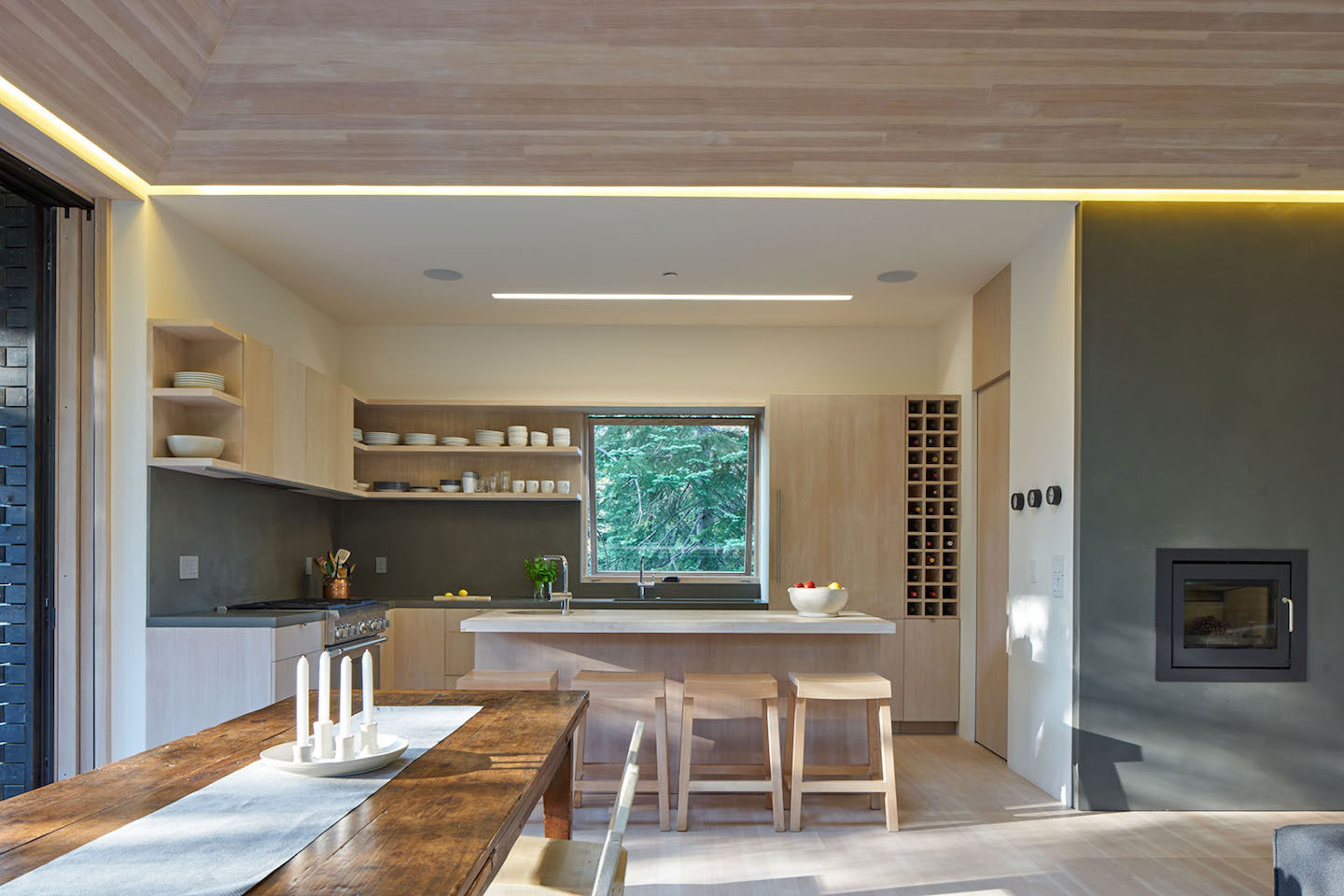 A Stunning Contemporary Cabin in the Sugar Bowl Ski Resort of Norden, California by Mork-Ulnes Architects (7)