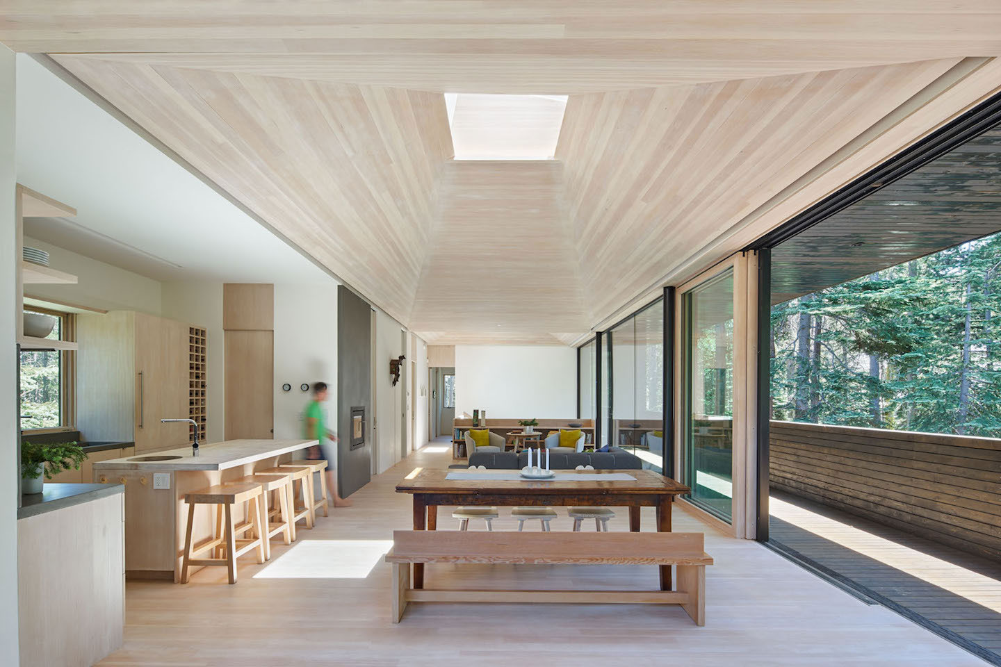 A Stunning Contemporary Cabin in the Sugar Bowl Ski Resort of Norden, California by Mork-Ulnes Architects (8)