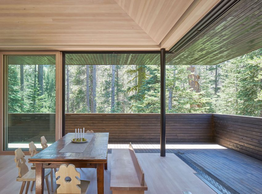 A Stunning Contemporary Cabin in the Sugar Bowl Ski Resort of Norden, California by Mork-Ulnes Architects (9)