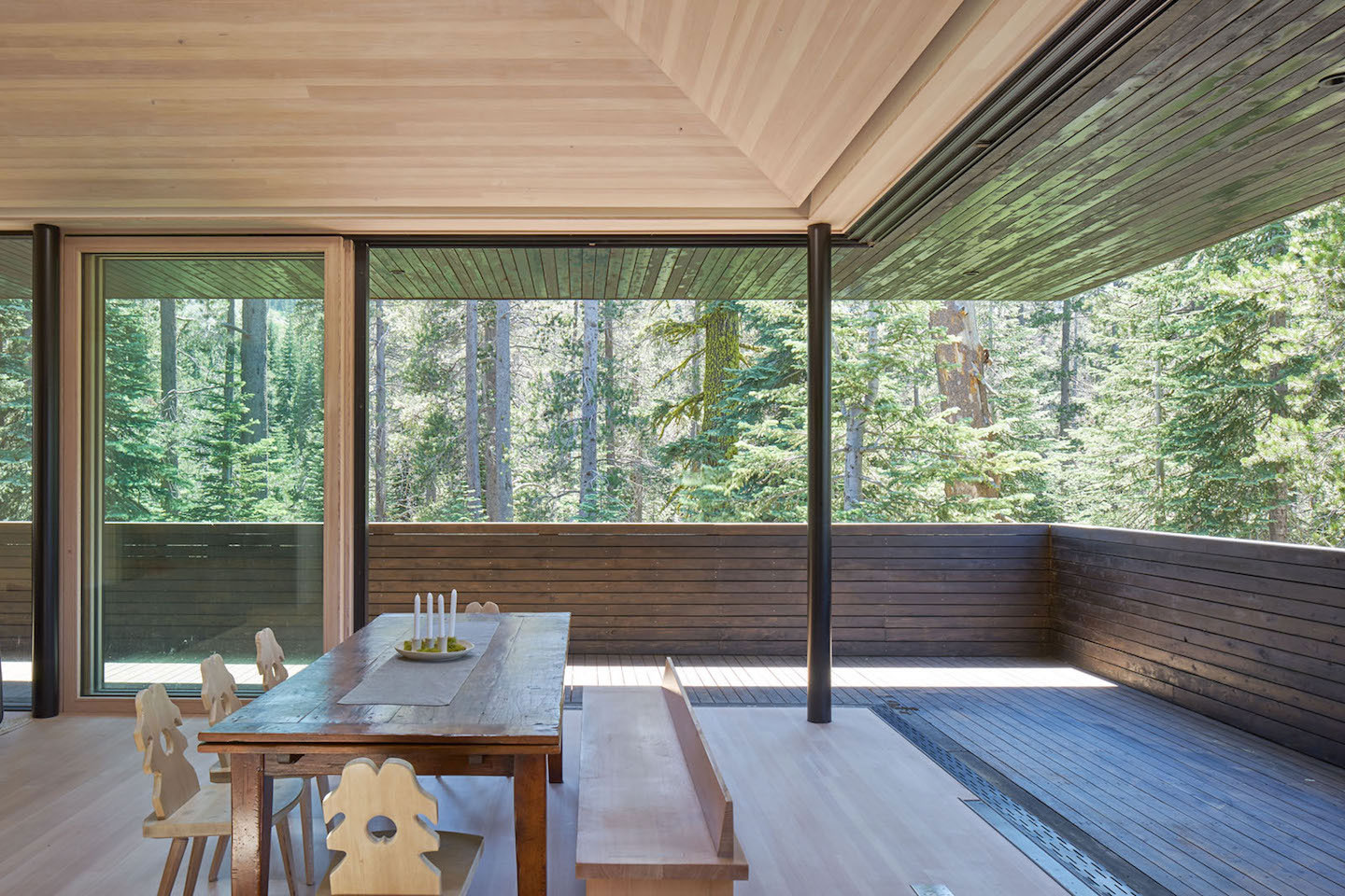 A Stunning Contemporary Cabin in the Sugar Bowl Ski Resort of Norden, California by Mork-Ulnes Architects (9)