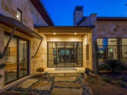 A Stunning Contemporary Home with Rustic Elegance in Austin, Texas by Vanguard Studio Inc (13)