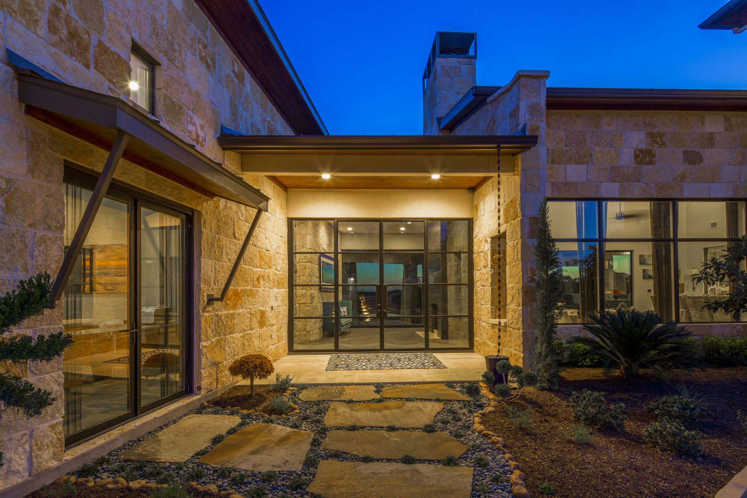 A Stunning Contemporary Home with Rustic Elegance in Austin, Texas by Vanguard Studio Inc (13)