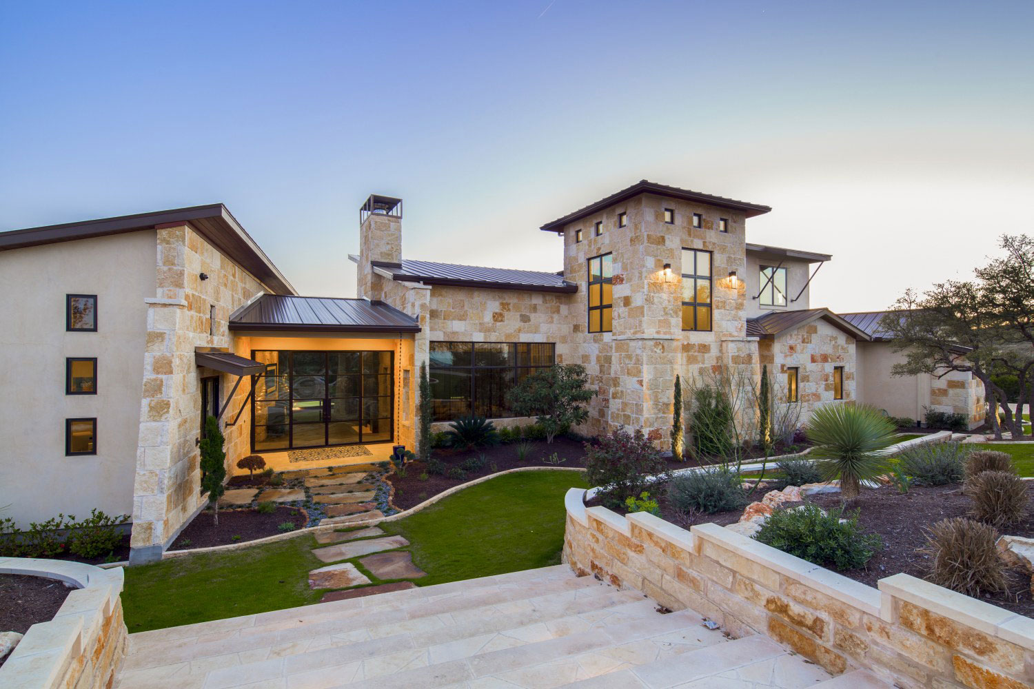 A Stunning Contemporary Home with Rustic Elegance in Austin, Texas by Vanguard Studio Inc (14)