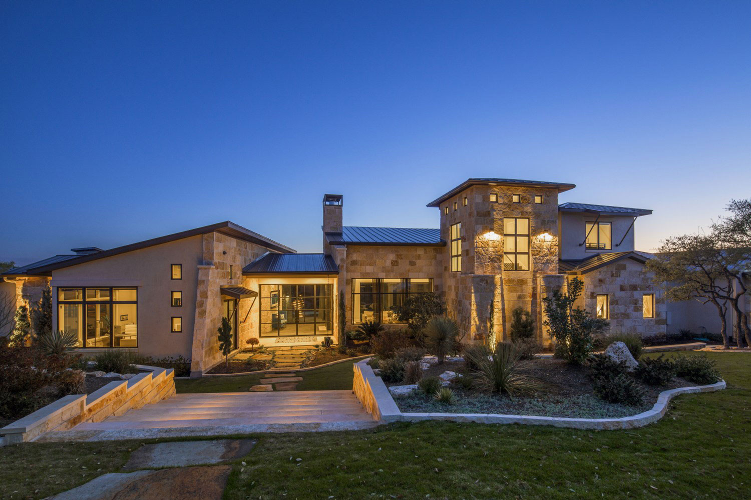 A Stunning Contemporary Home with Rustic Elegance in Austin, Texas by Vanguard Studio Inc (16)