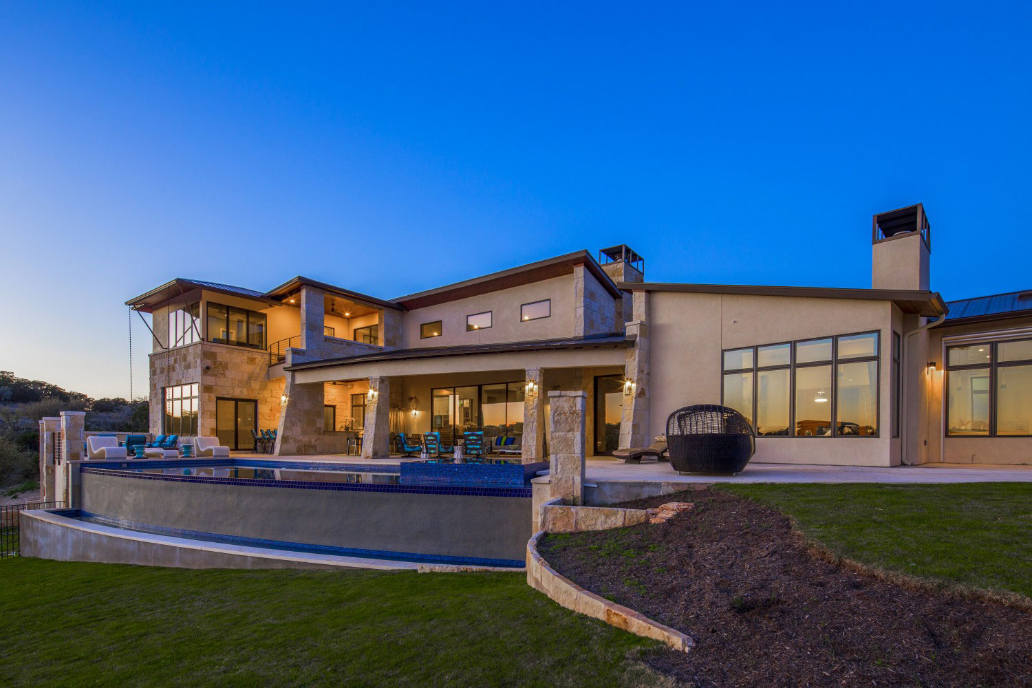 A Stunning Contemporary Home with Rustic Elegance in Austin, Texas by Vanguard Studio Inc (18)