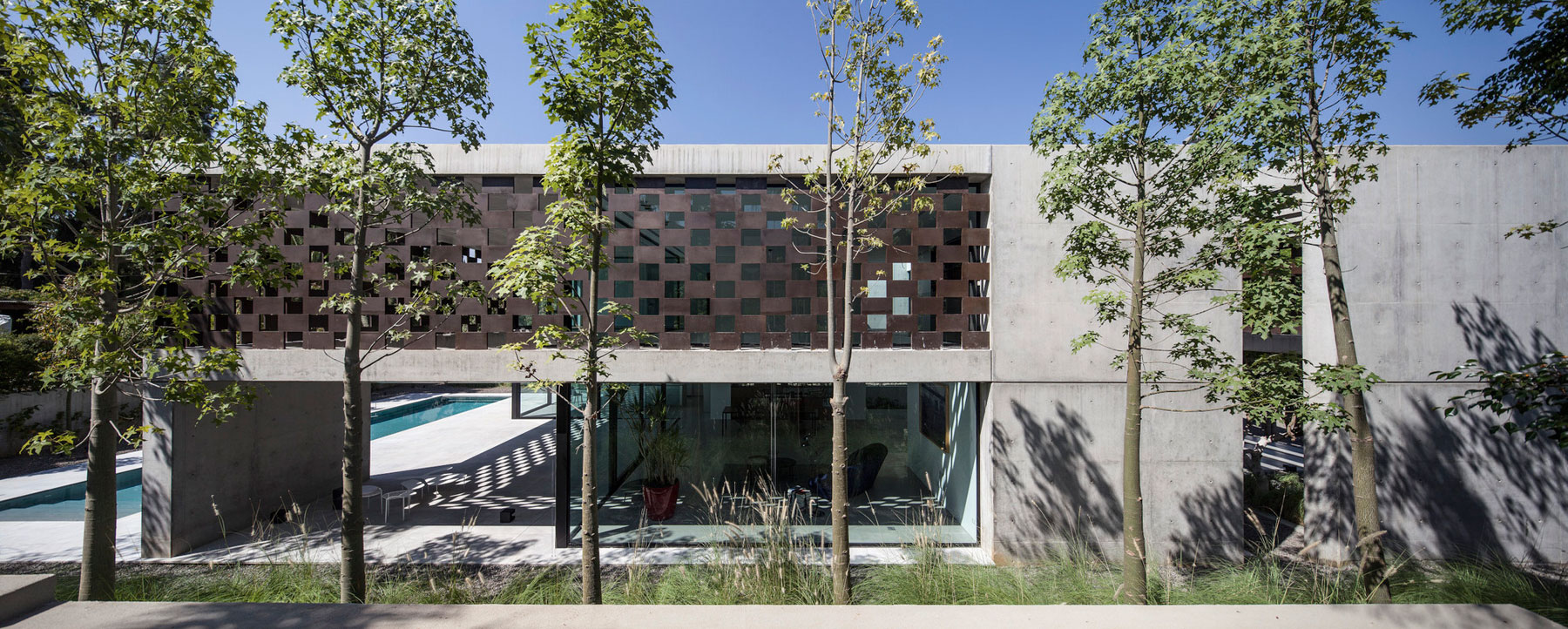 A Stunning Contemporary House Plays with Shadows in Tel Aviv, Israel by Pitsou Kedem Architects (1)