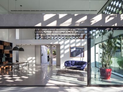 A Stunning Contemporary House Plays with Shadows in Tel Aviv, Israel by Pitsou Kedem Architects (11)