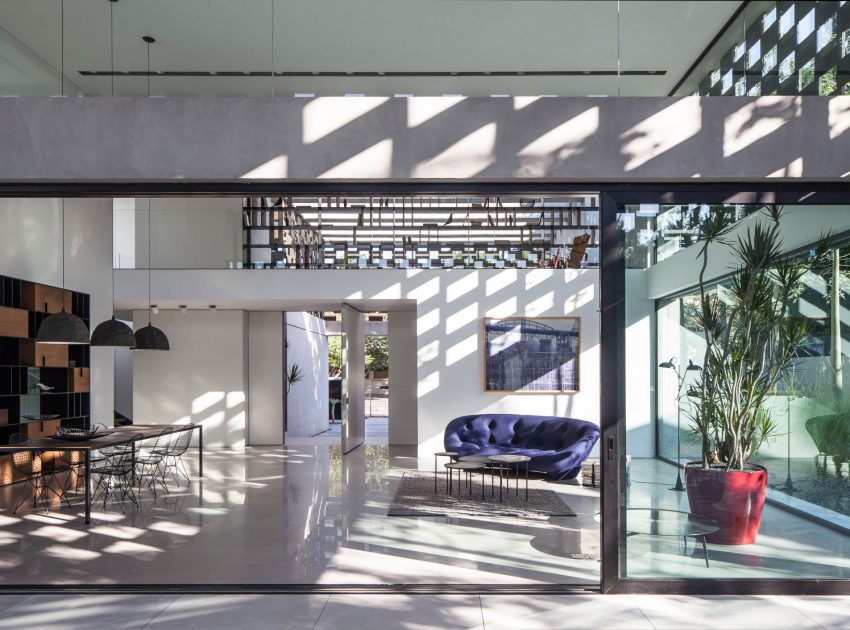 A Stunning Contemporary House Plays with Shadows in Tel Aviv, Israel by Pitsou Kedem Architects (11)