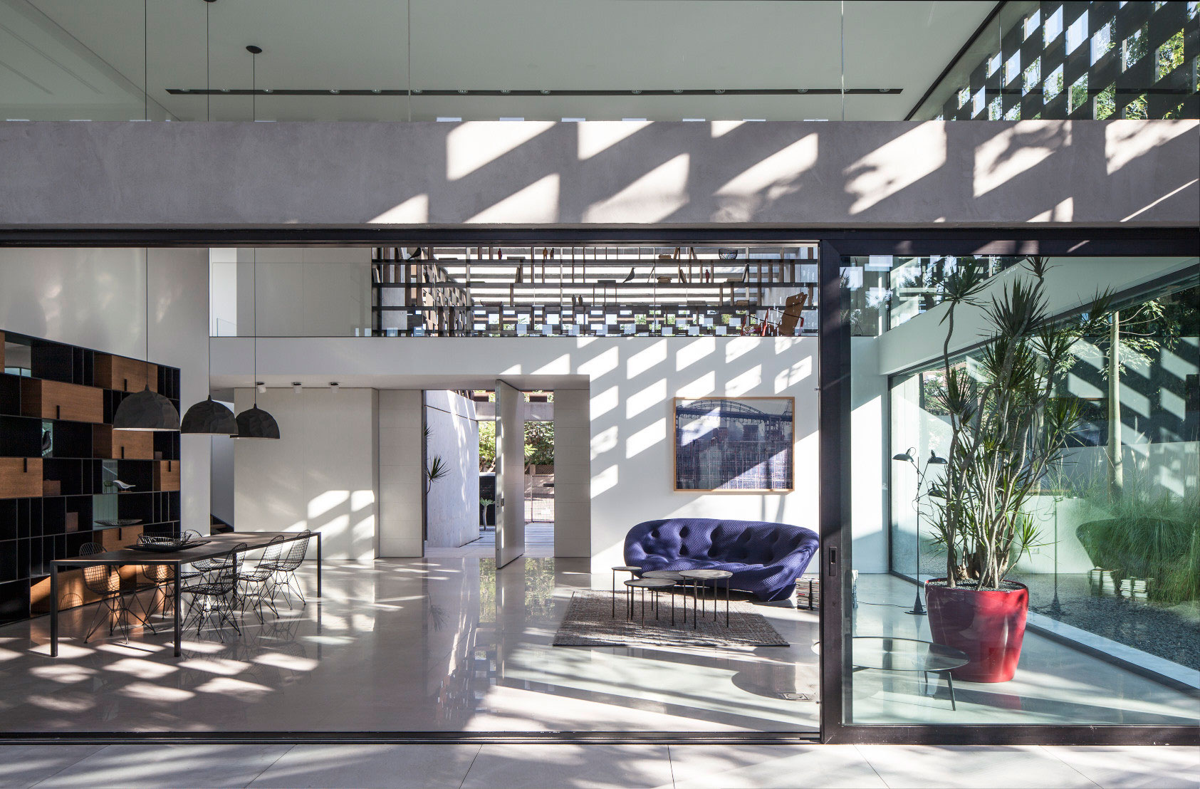 A Stunning Contemporary House Plays with Shadows in Tel Aviv, Israel by Pitsou Kedem Architects (11)
