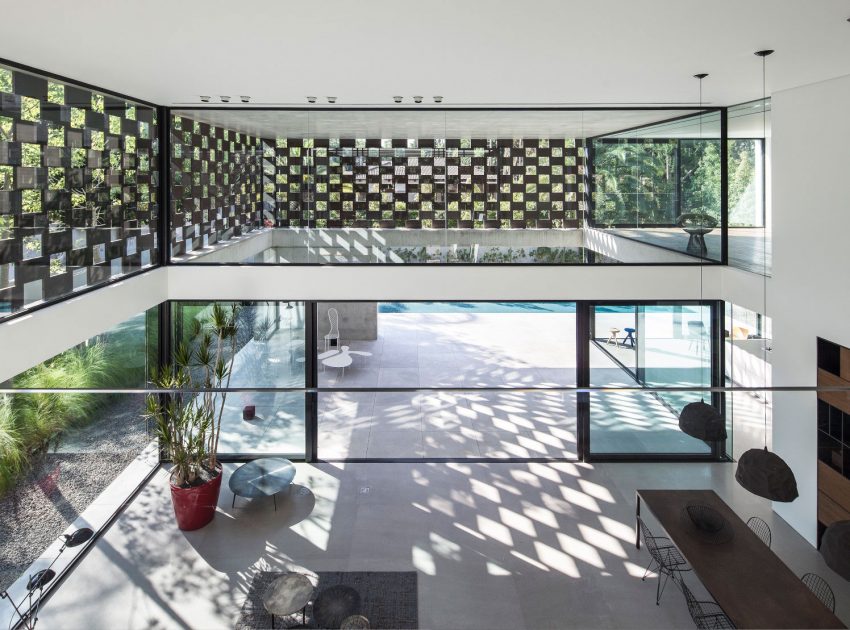 A Stunning Contemporary House Plays with Shadows in Tel Aviv, Israel by Pitsou Kedem Architects (13)