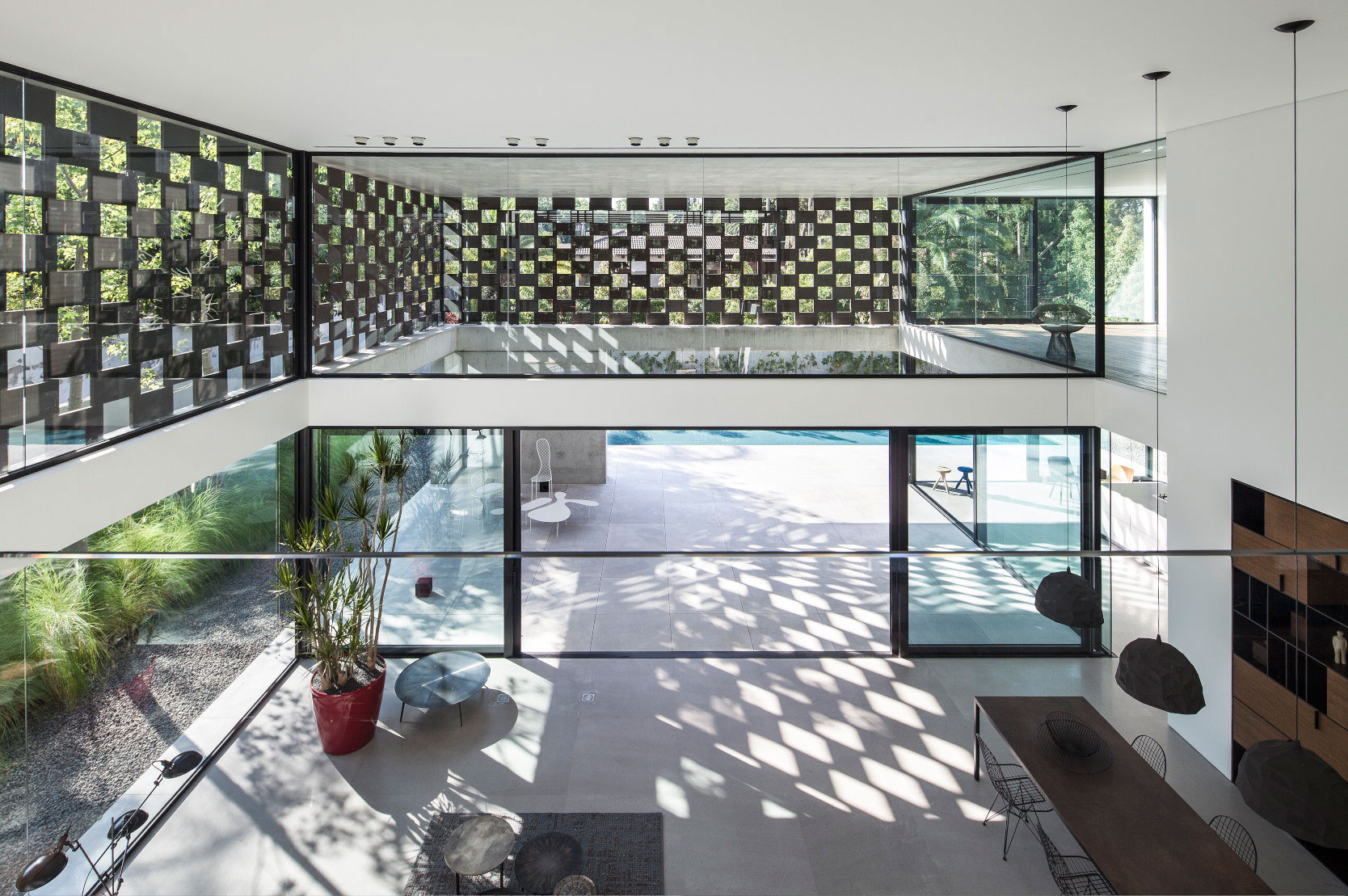 A Stunning Contemporary House Plays with Shadows in Tel Aviv, Israel by Pitsou Kedem Architects (13)