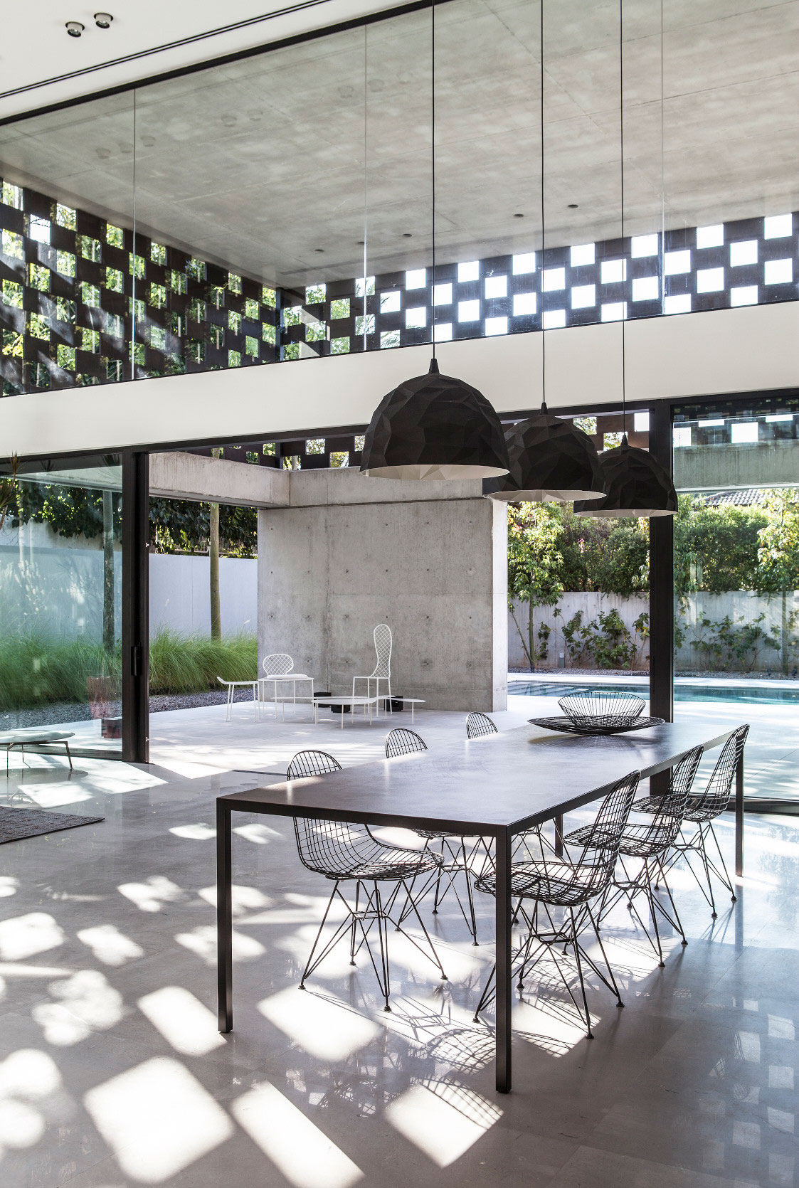 A Stunning Contemporary House Plays with Shadows in Tel Aviv, Israel by Pitsou Kedem Architects (14)