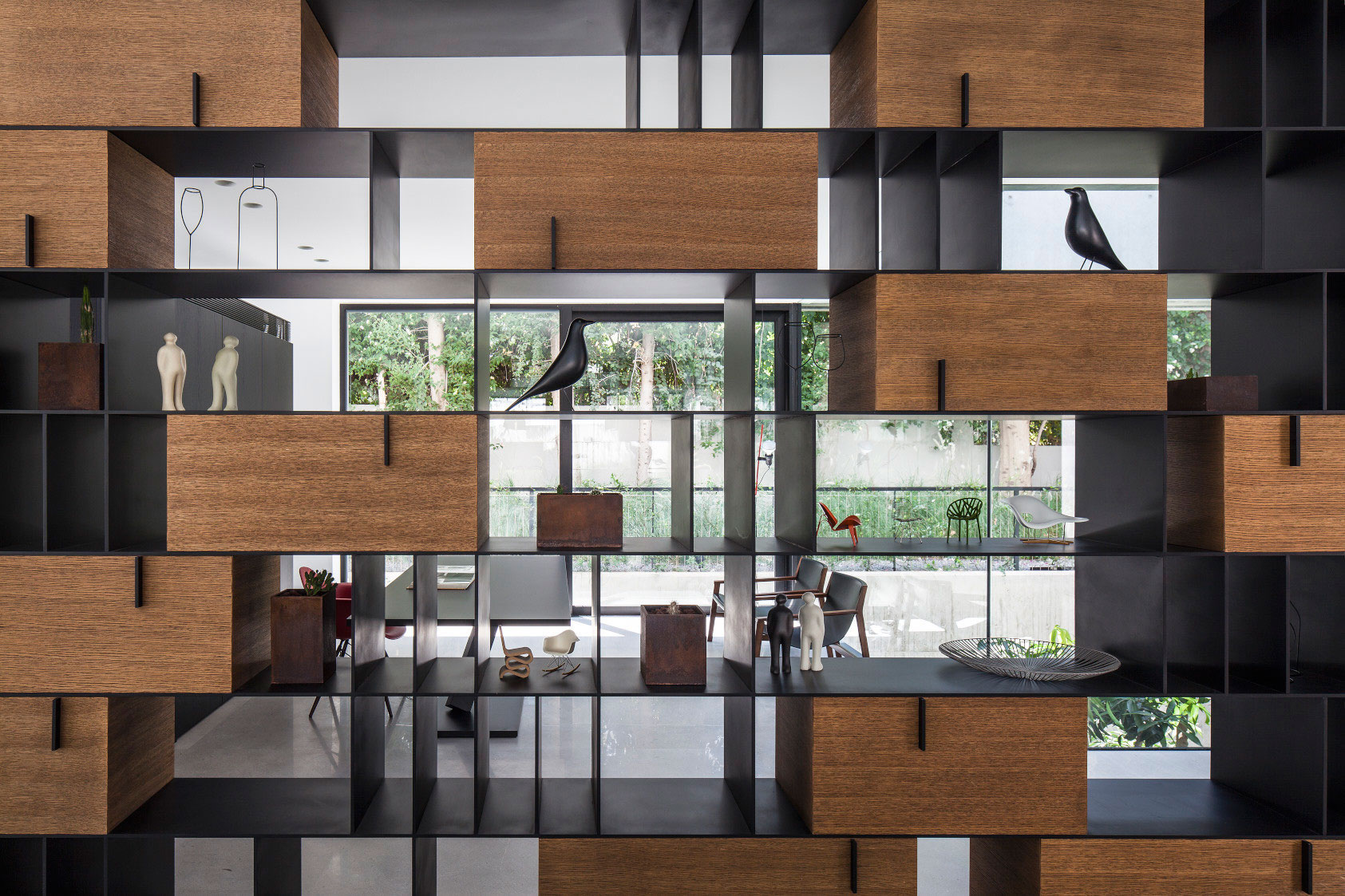 A Stunning Contemporary House Plays with Shadows in Tel Aviv, Israel by Pitsou Kedem Architects (16)