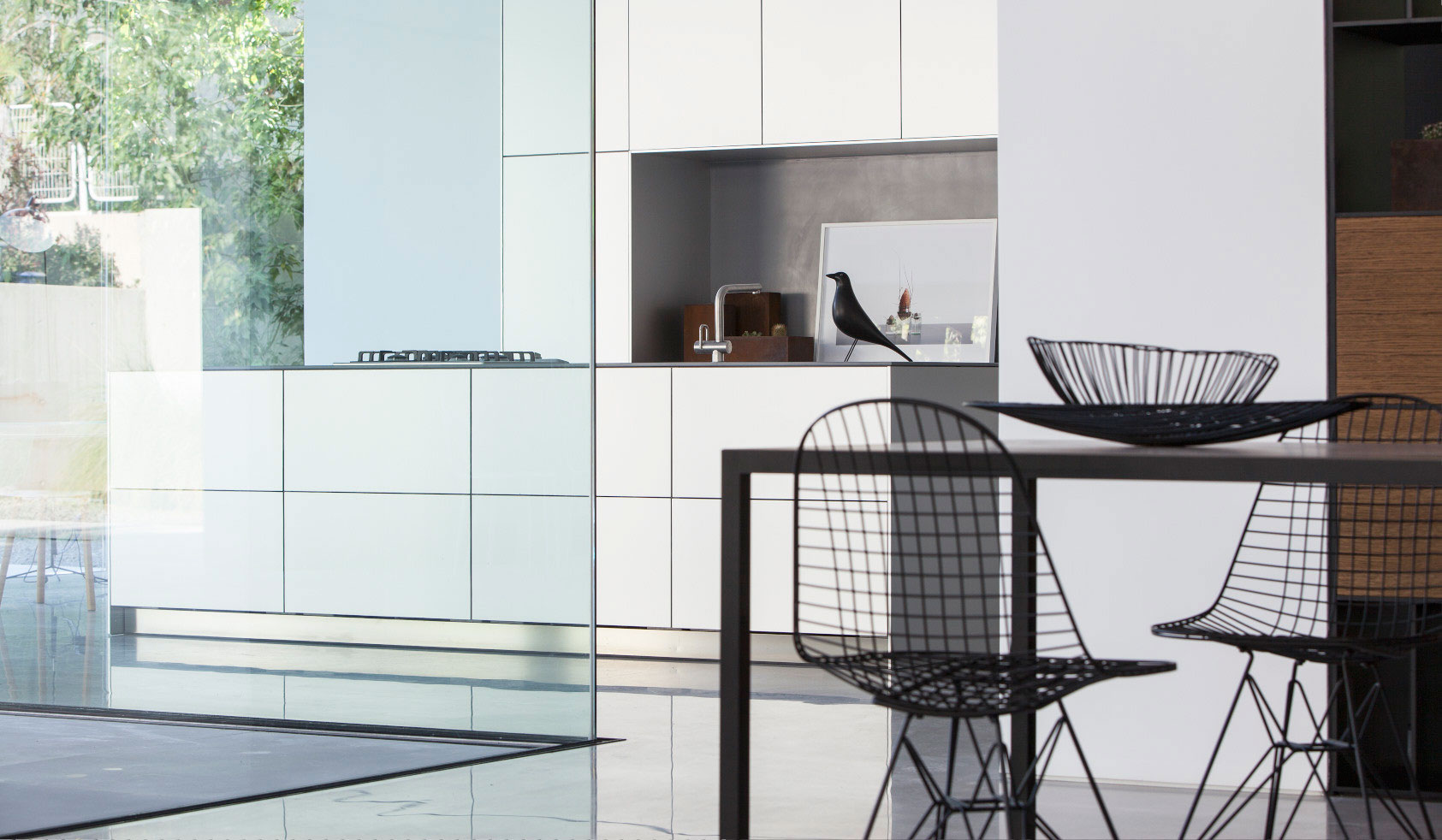 A Stunning Contemporary House Plays with Shadows in Tel Aviv, Israel by Pitsou Kedem Architects (17)