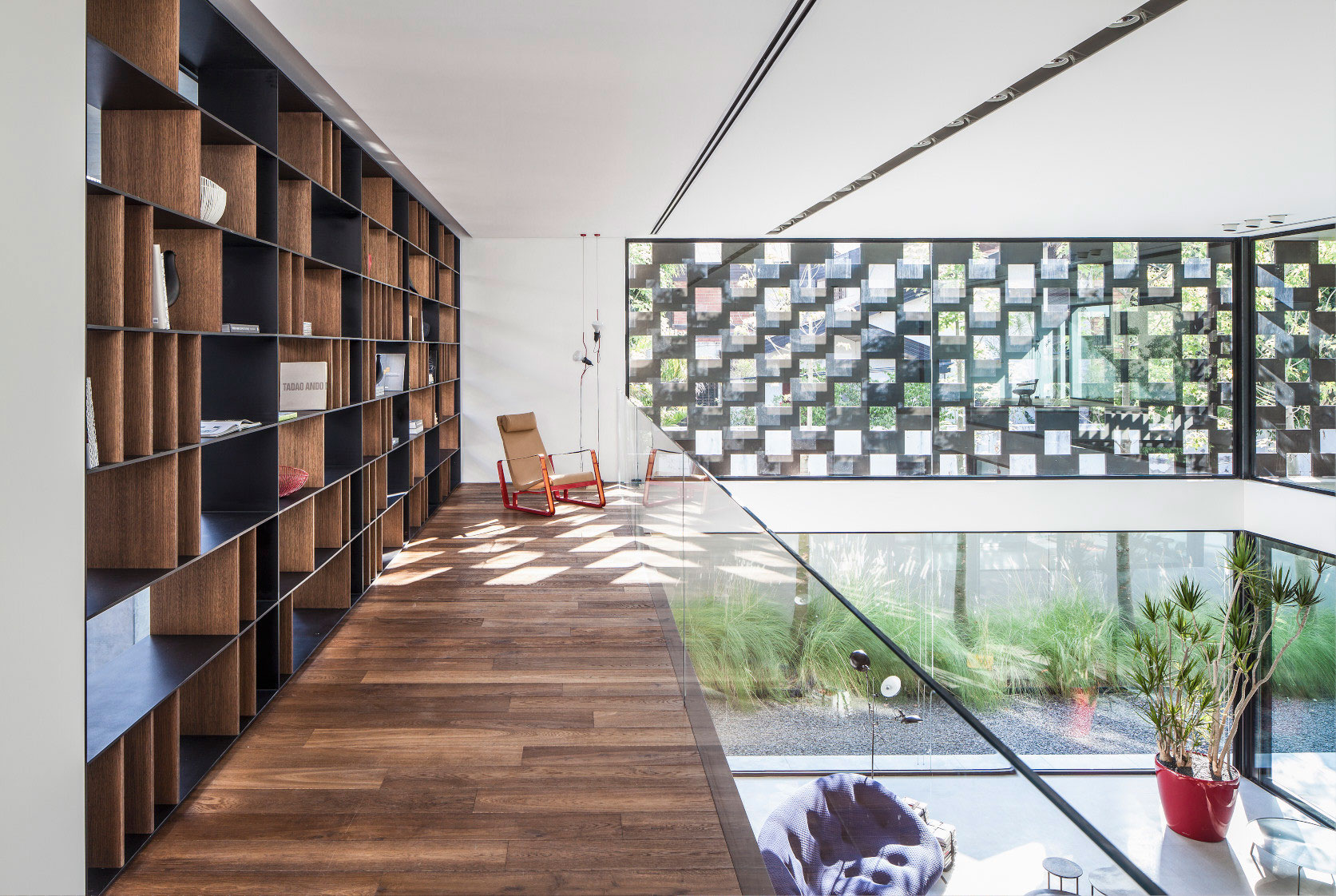 A Stunning Contemporary House Plays with Shadows in Tel Aviv, Israel by Pitsou Kedem Architects (18)