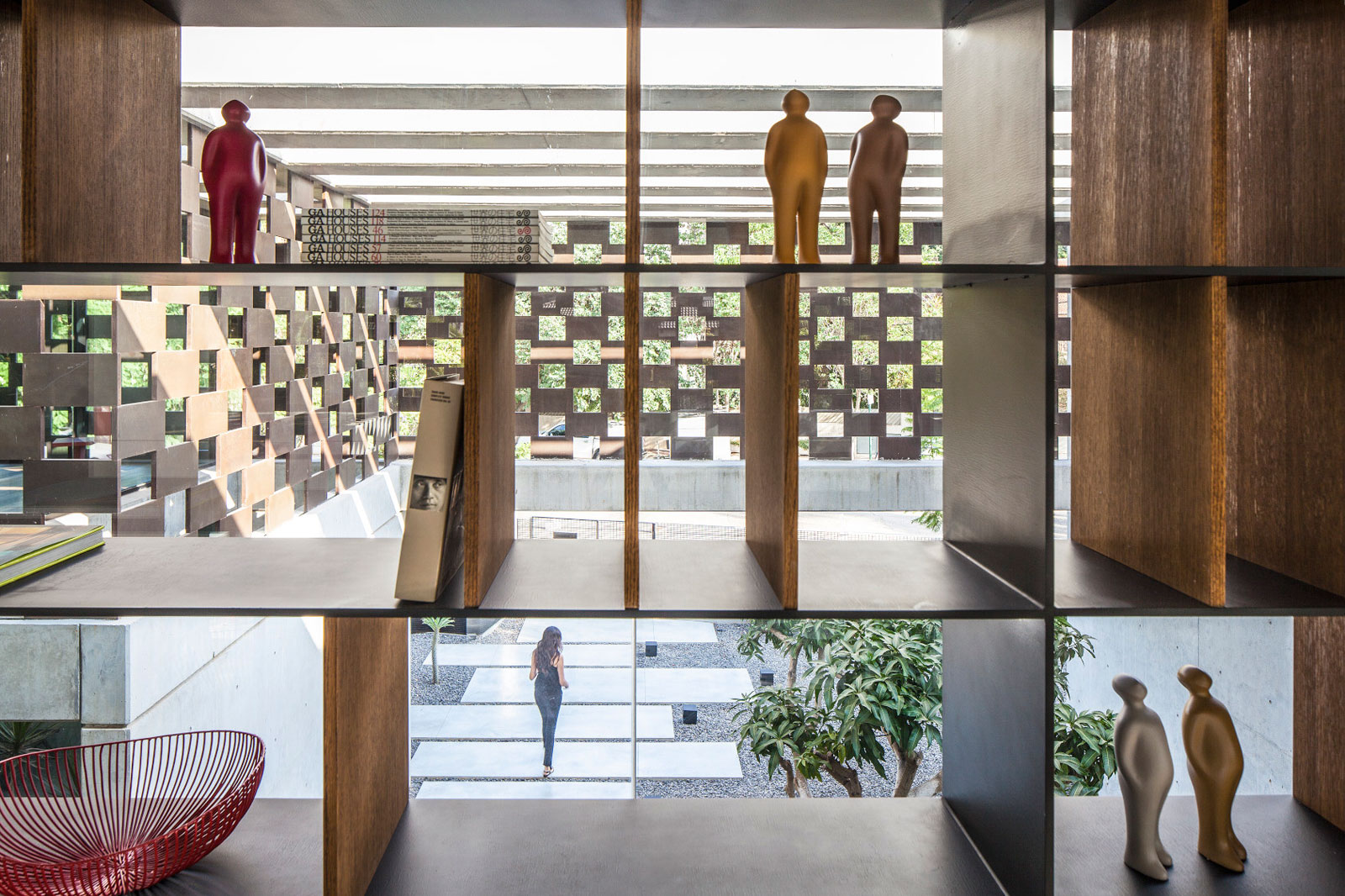 A Stunning Contemporary House Plays with Shadows in Tel Aviv, Israel by Pitsou Kedem Architects (19)