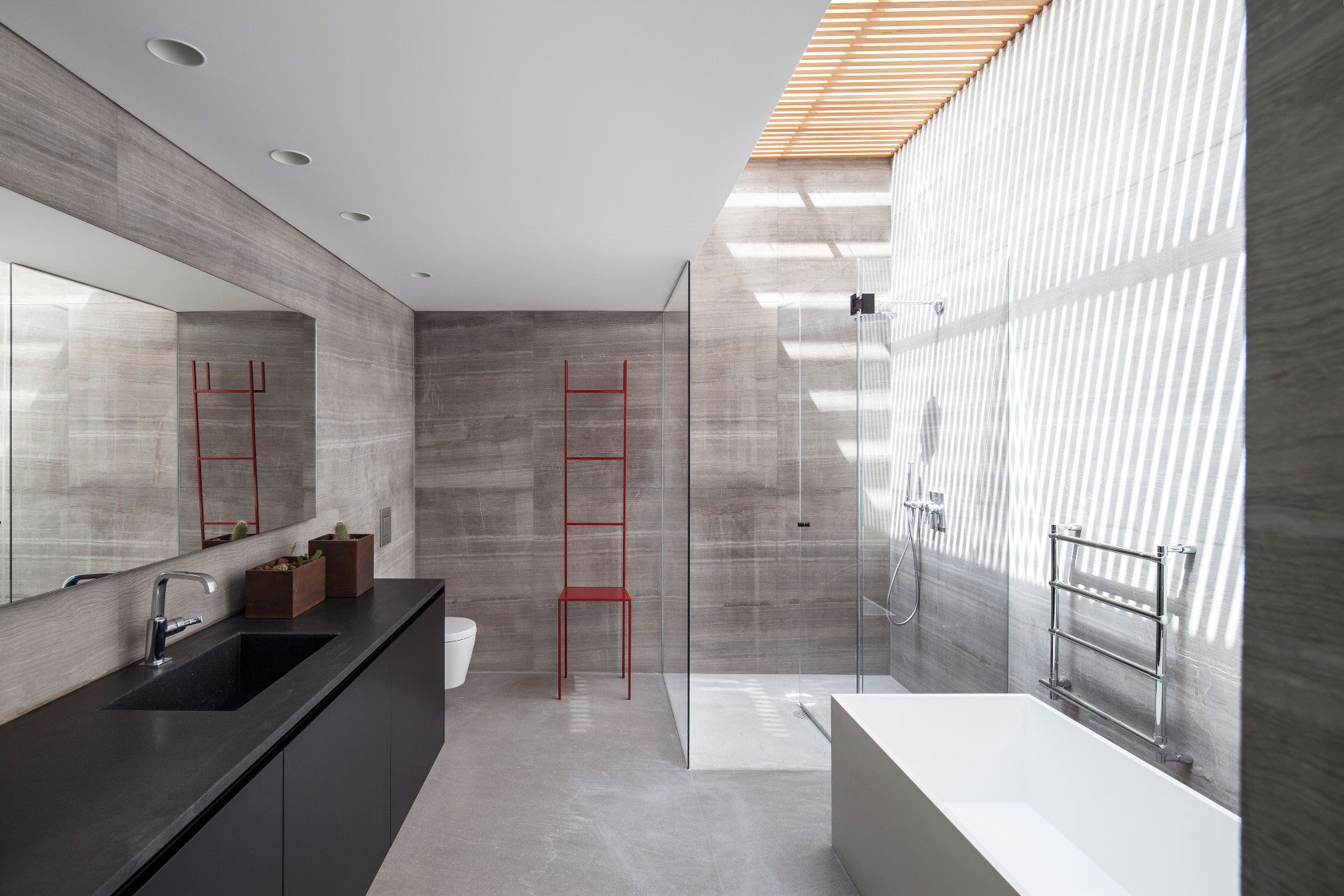 A Stunning Contemporary House Plays with Shadows in Tel Aviv, Israel by Pitsou Kedem Architects (21)