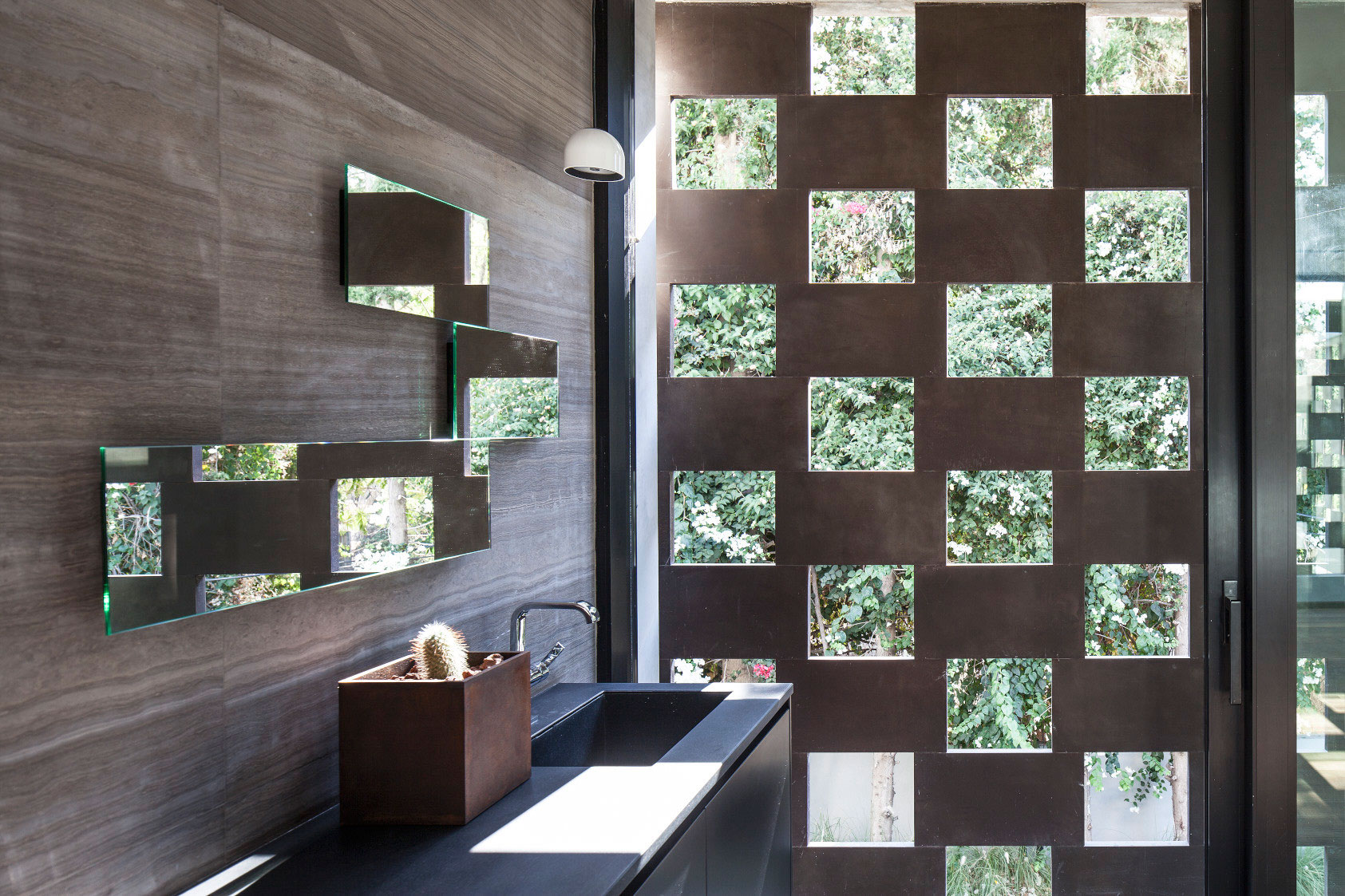 A Stunning Contemporary House Plays with Shadows in Tel Aviv, Israel by Pitsou Kedem Architects (22)