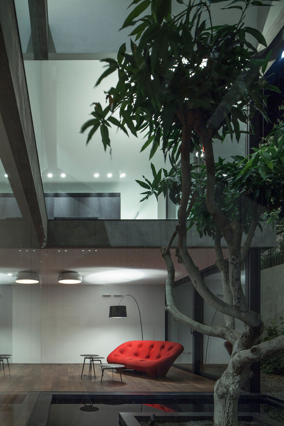 A Stunning Contemporary House Plays with Shadows in Tel Aviv, Israel by Pitsou Kedem Architects (26)