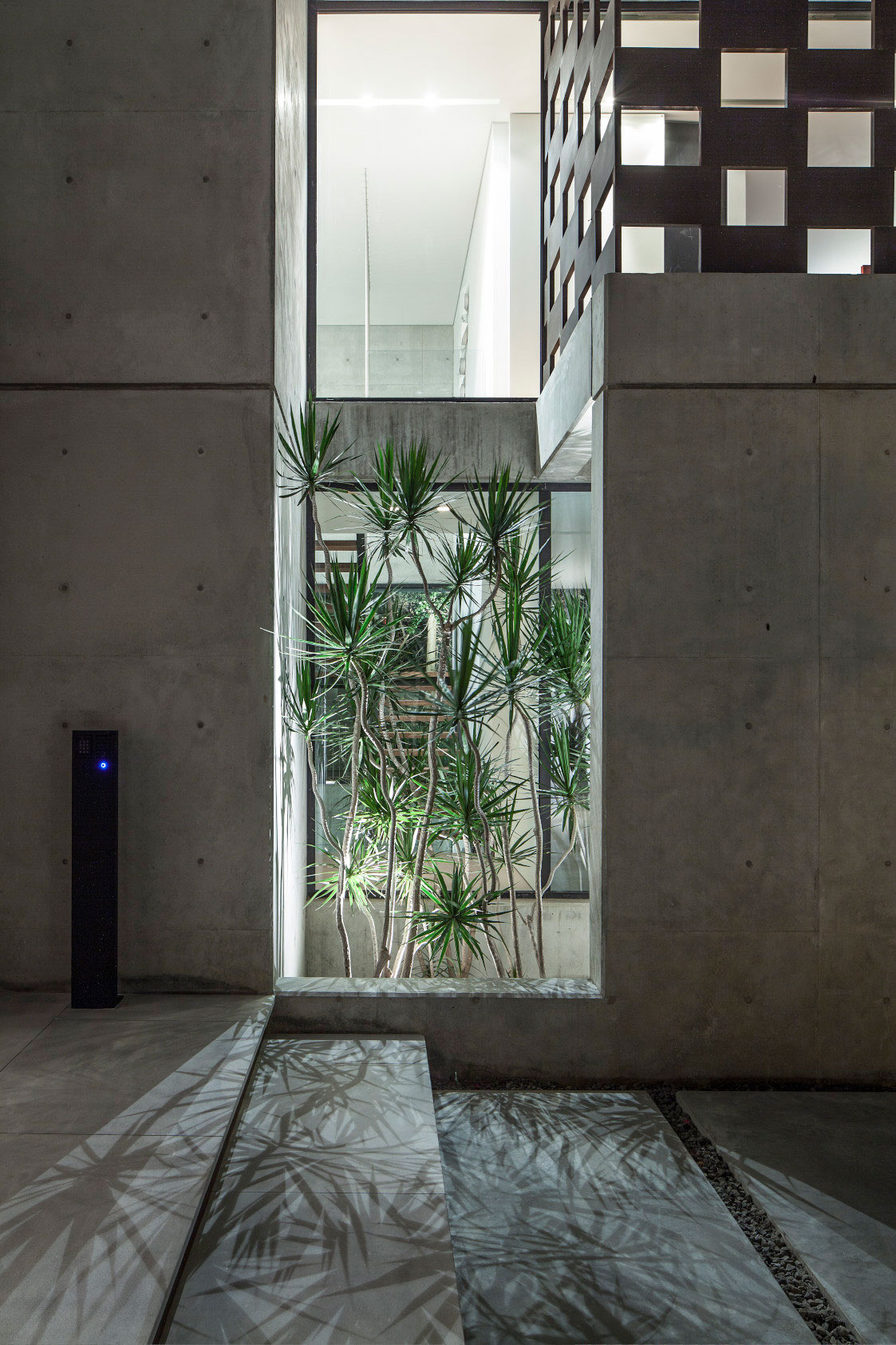 A Stunning Contemporary House Plays with Shadows in Tel Aviv, Israel by Pitsou Kedem Architects (27)