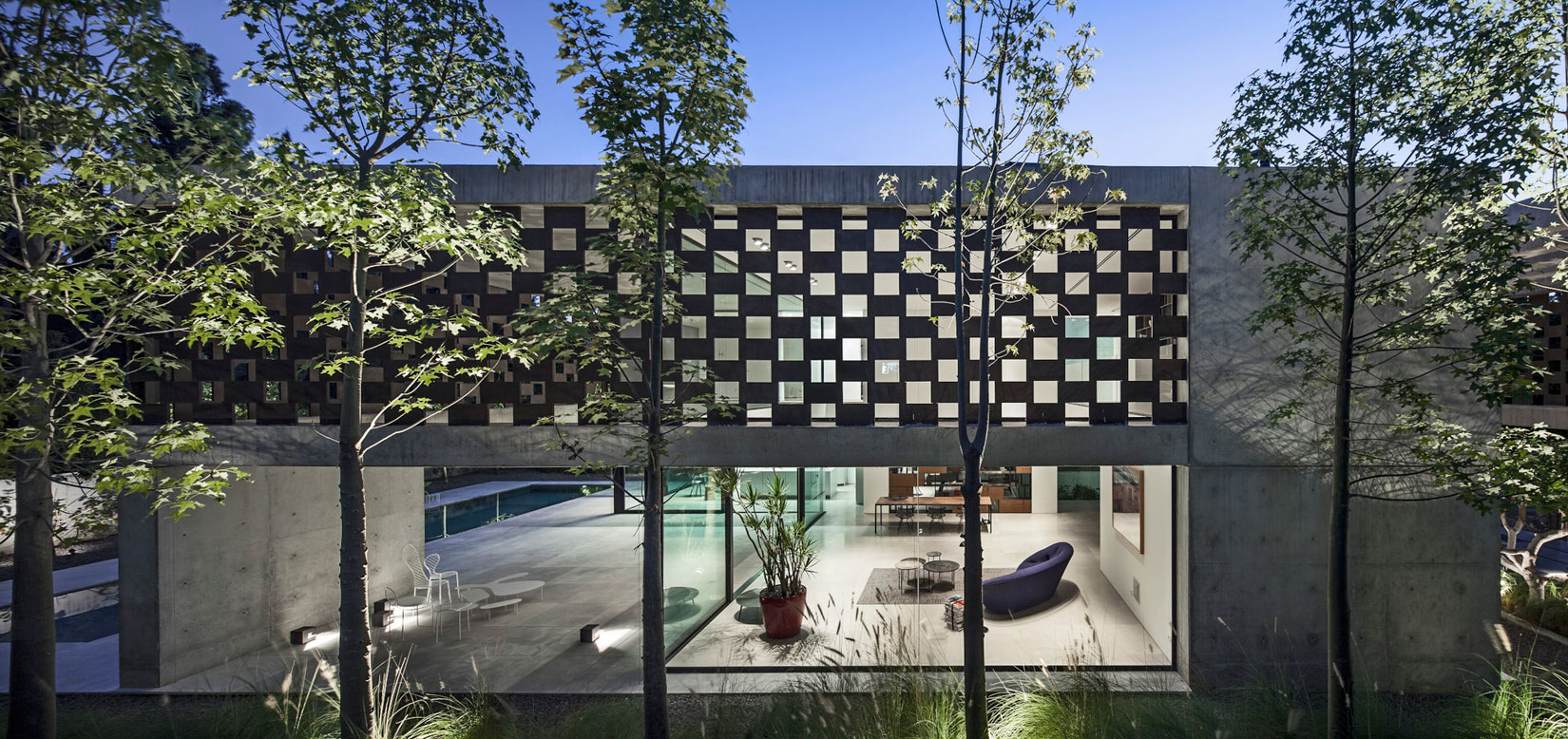 A Stunning Contemporary House Plays with Shadows in Tel Aviv, Israel by Pitsou Kedem Architects (29)