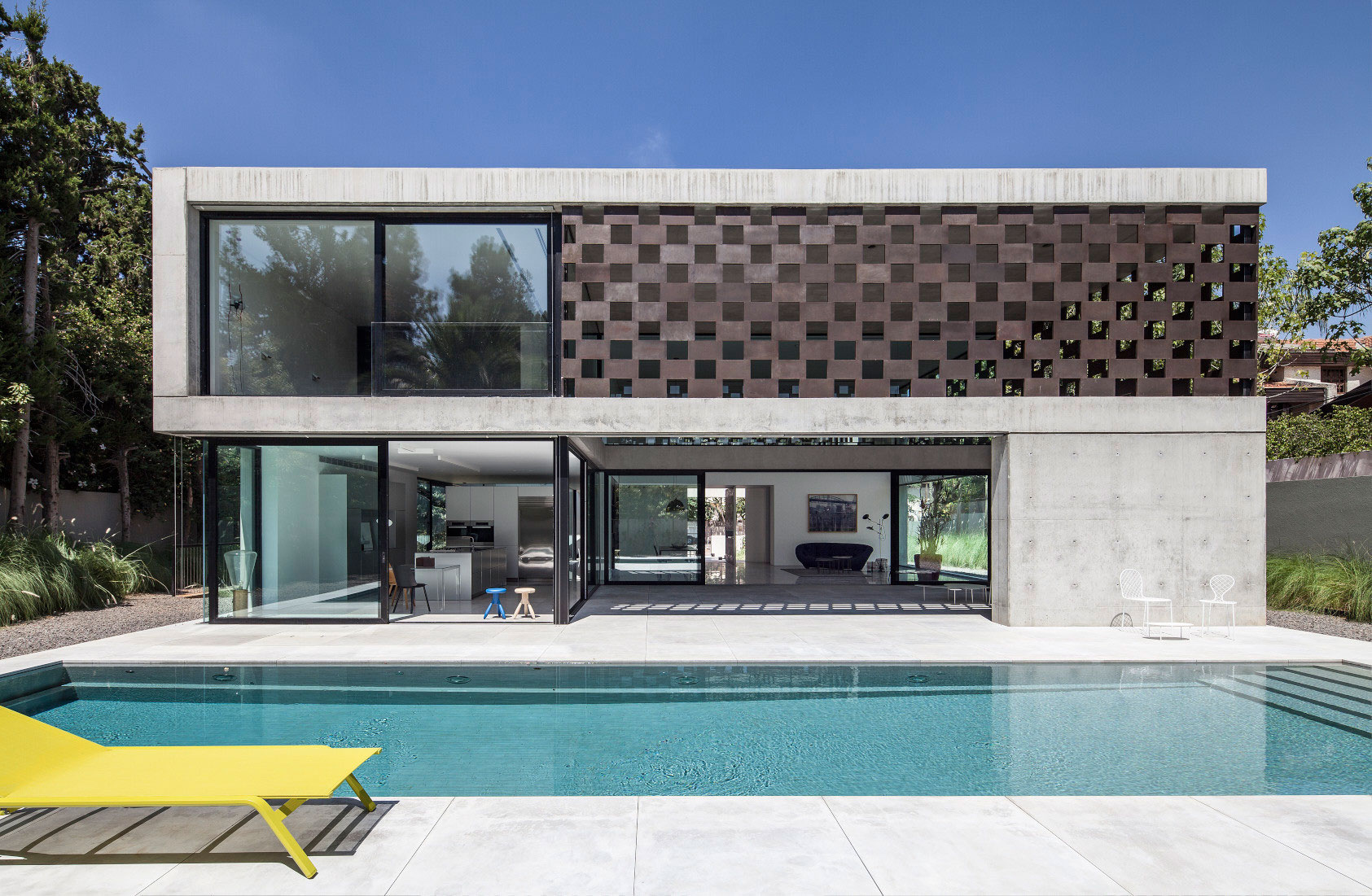 A Stunning Contemporary House Plays with Shadows in Tel Aviv, Israel by Pitsou Kedem Architects (3)