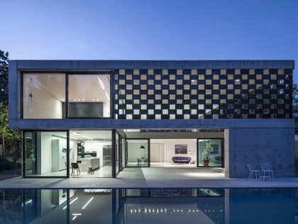 A Stunning Contemporary House Plays with Shadows in Tel Aviv, Israel by Pitsou Kedem Architects (30)