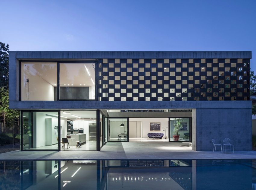 A Stunning Contemporary House Plays with Shadows in Tel Aviv, Israel by Pitsou Kedem Architects (30)