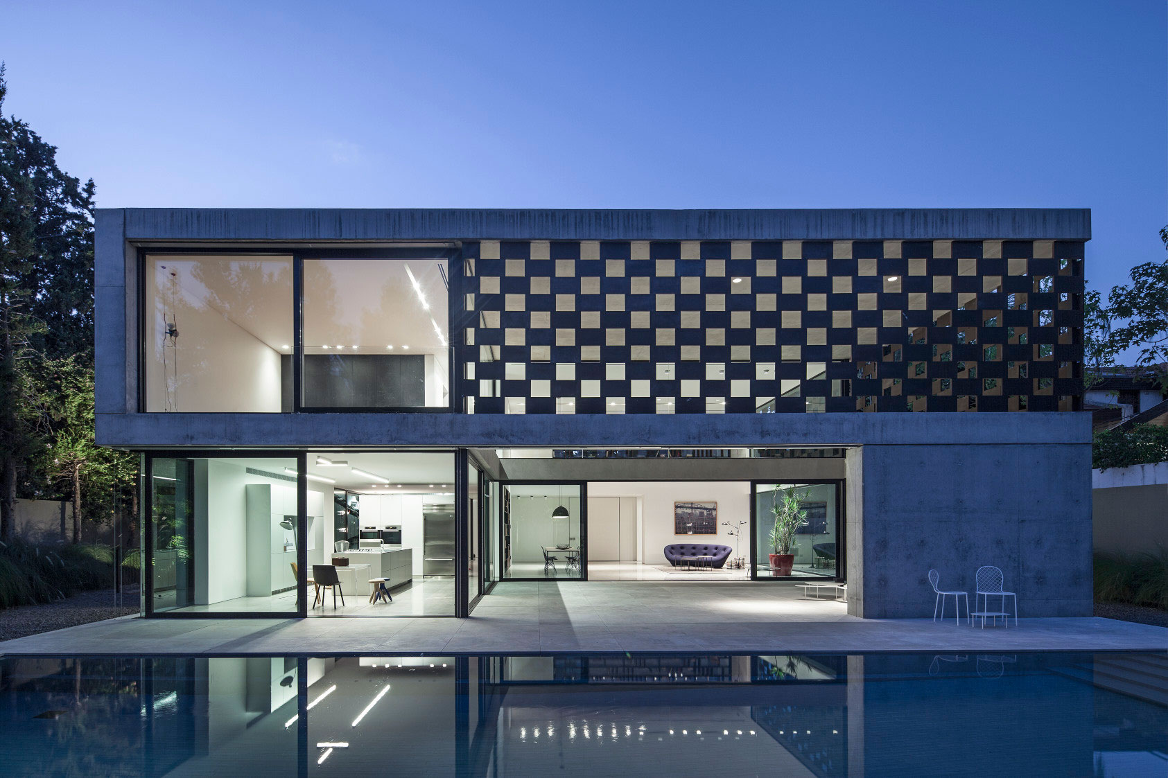 A Stunning Contemporary House Plays with Shadows in Tel Aviv, Israel by Pitsou Kedem Architects (30)