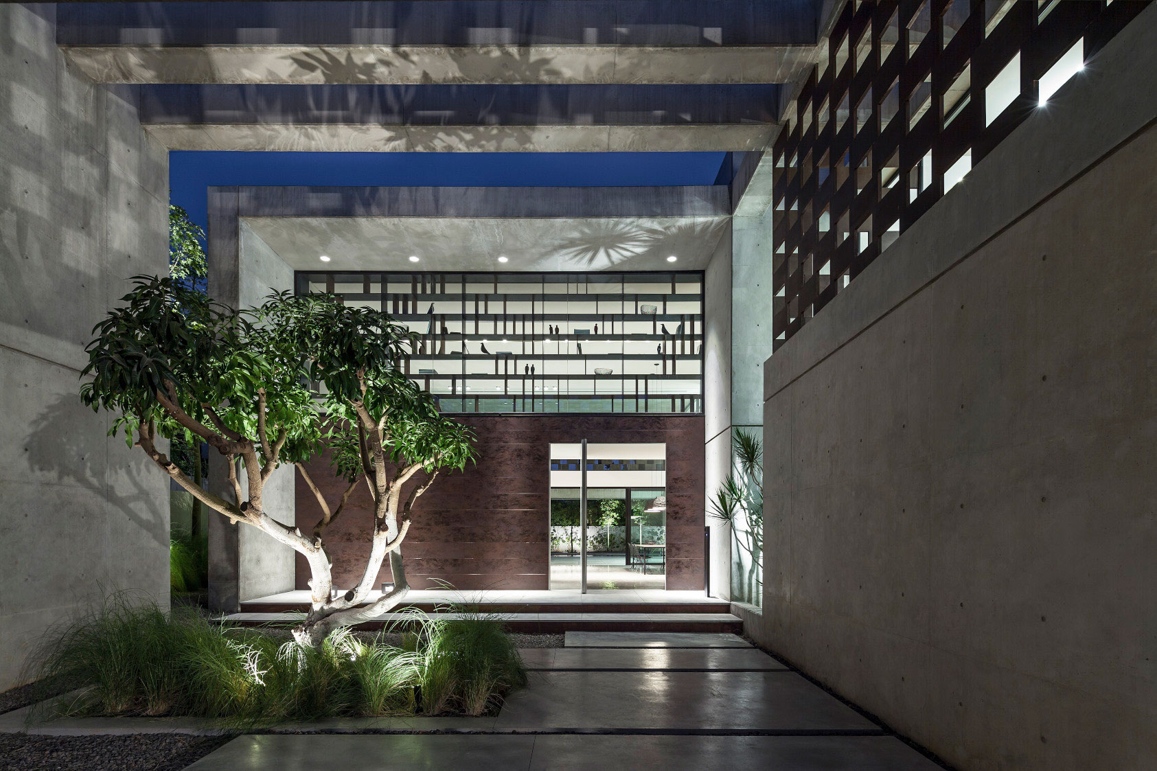 A Stunning Contemporary House Plays with Shadows in Tel Aviv, Israel by Pitsou Kedem Architects (31)