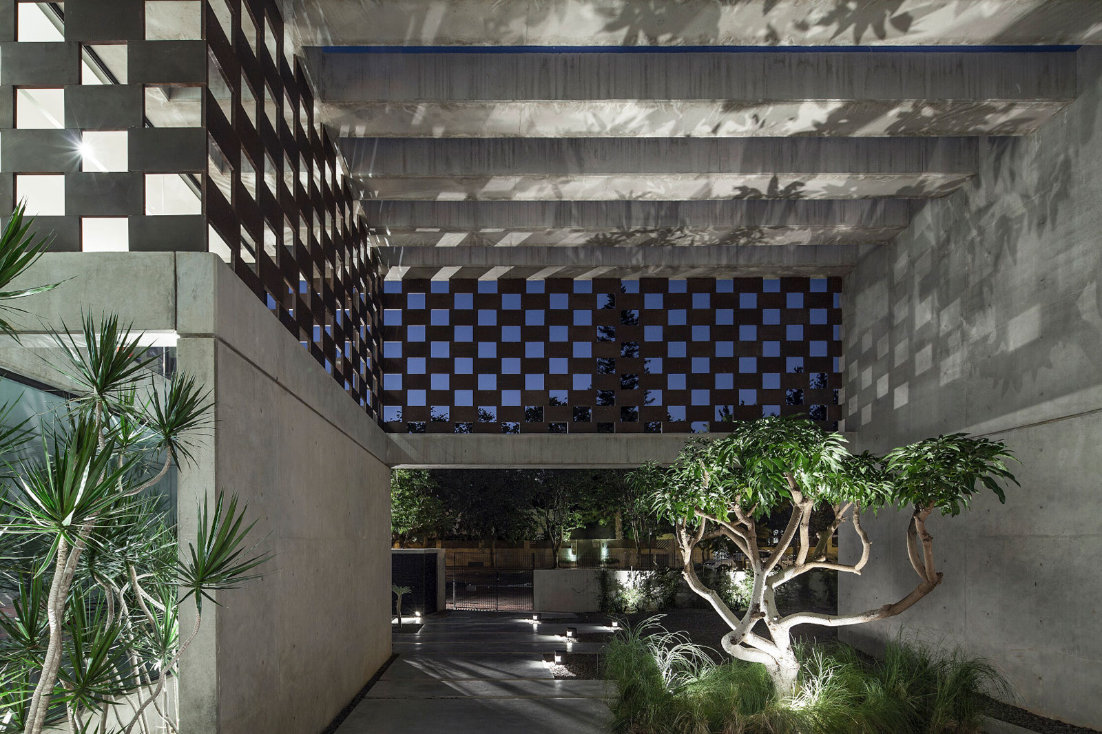 A Stunning Contemporary House Plays with Shadows in Tel Aviv, Israel by Pitsou Kedem Architects (32)