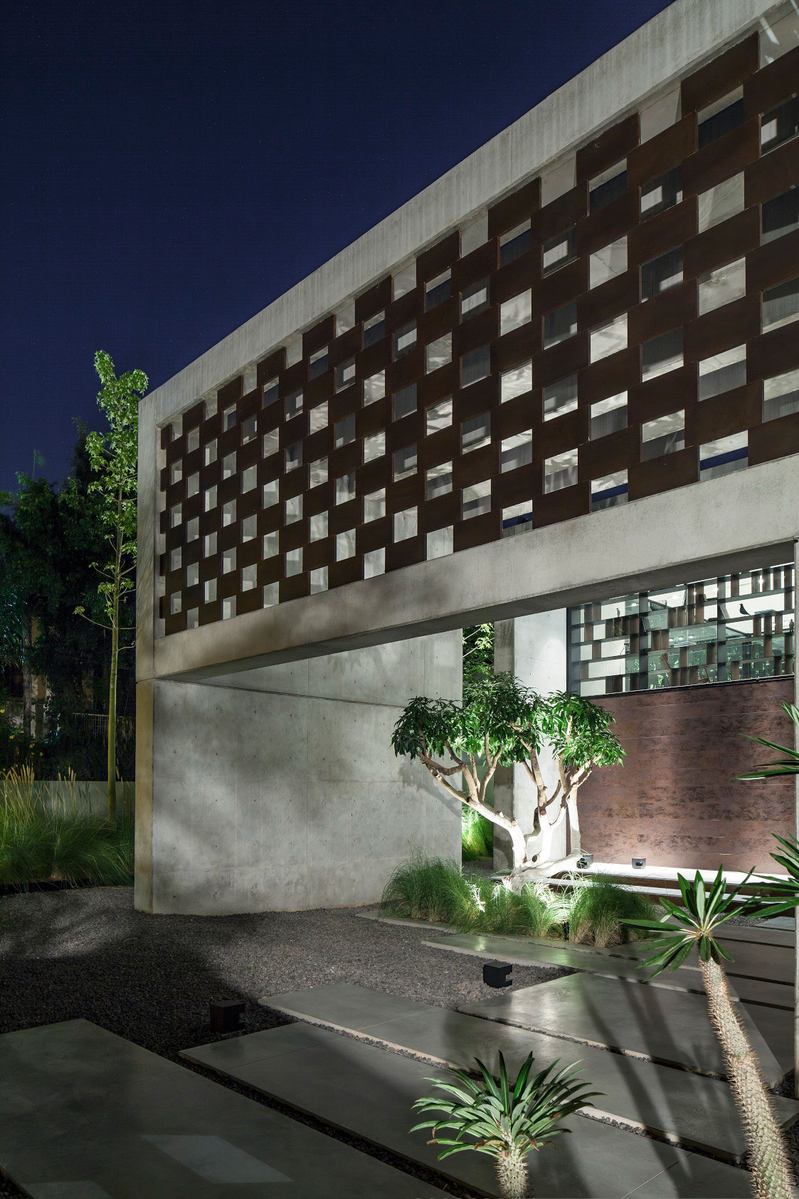 A Stunning Contemporary House Plays with Shadows in Tel Aviv, Israel by Pitsou Kedem Architects (33)